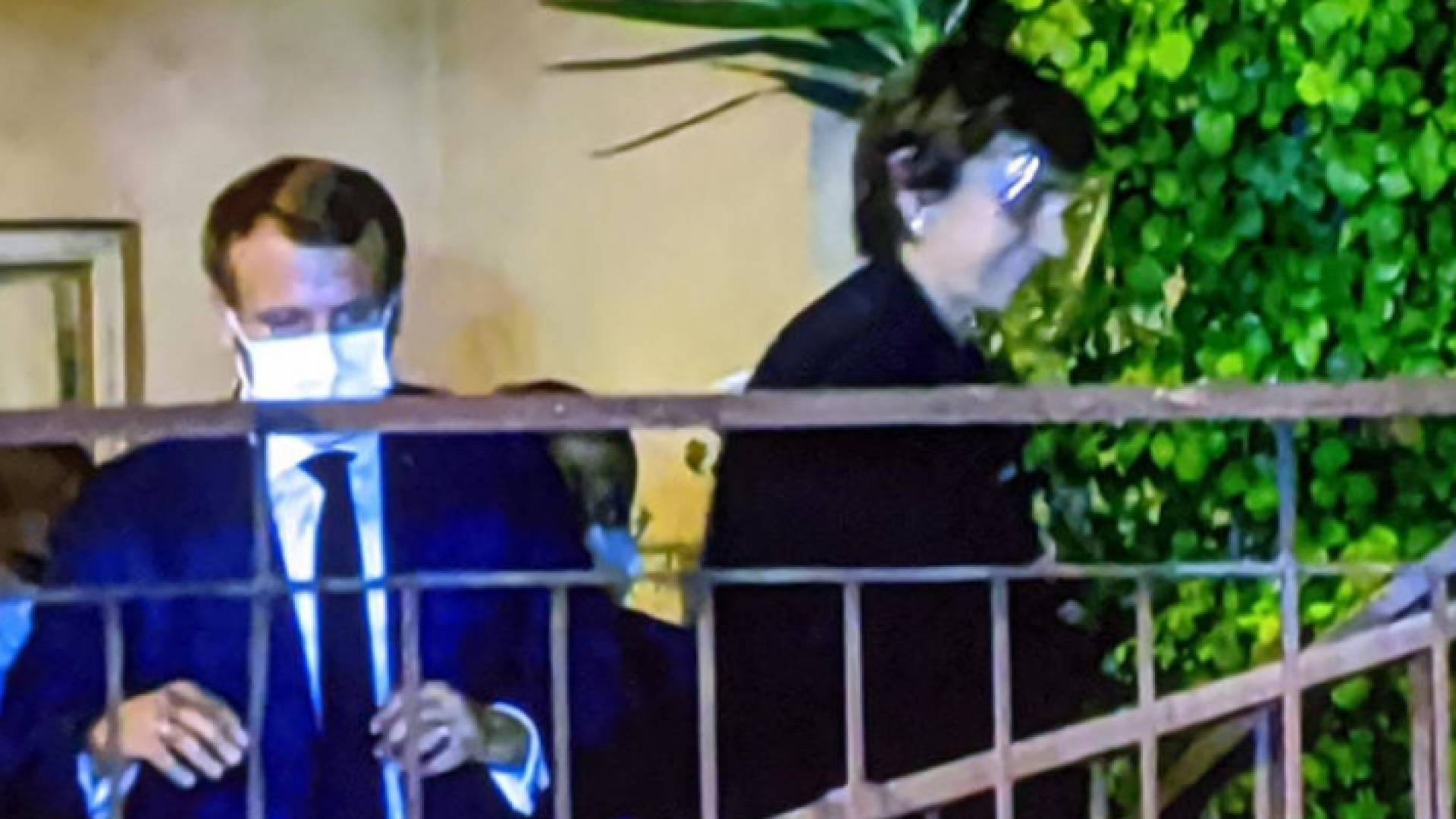 ماكرون يزور فيروز في منزلها ويمنحها أعلى وسام فرنسي