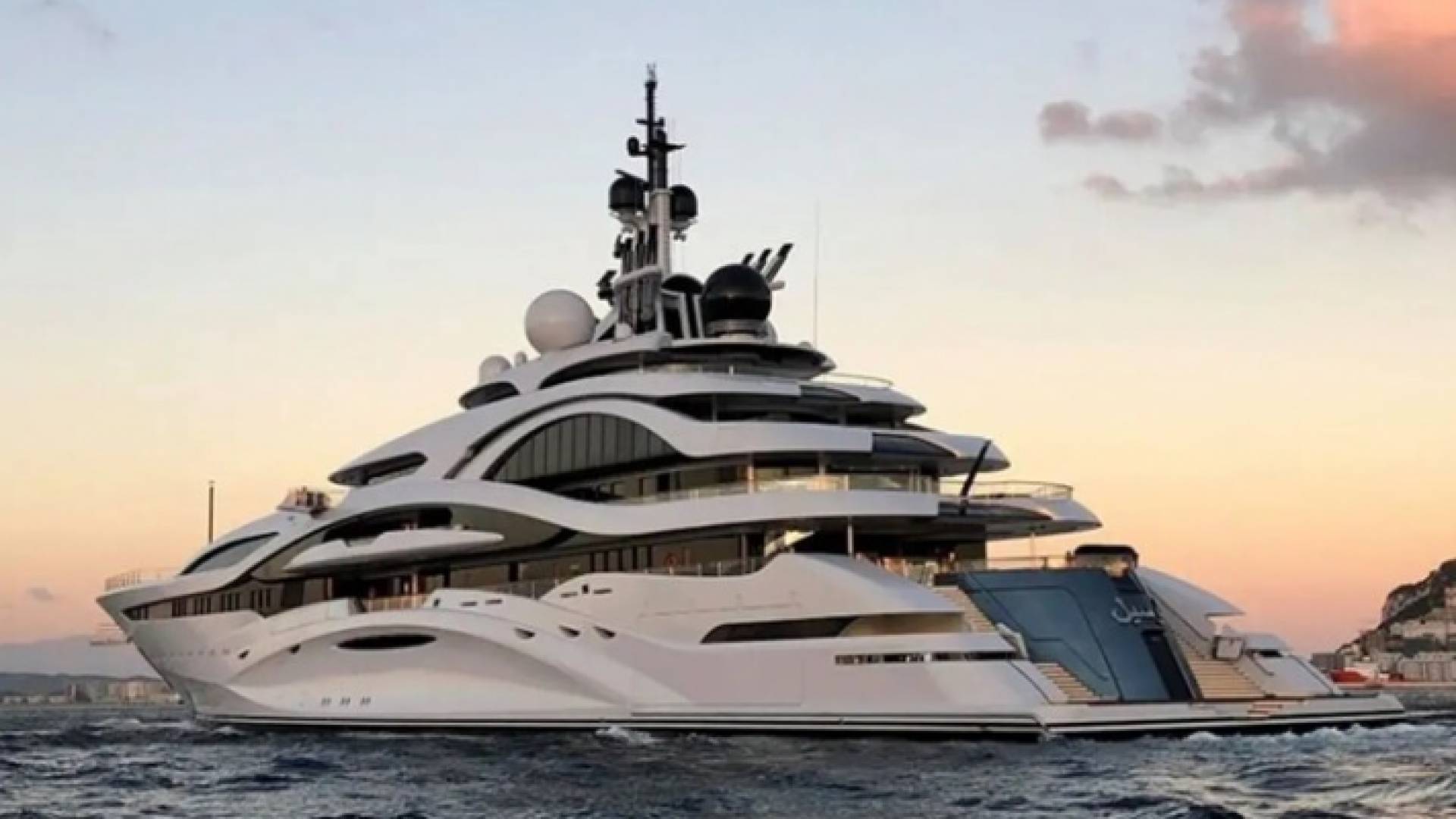 يسمى اليخت المذكور "القصر العائم" لفخامته وضخامته