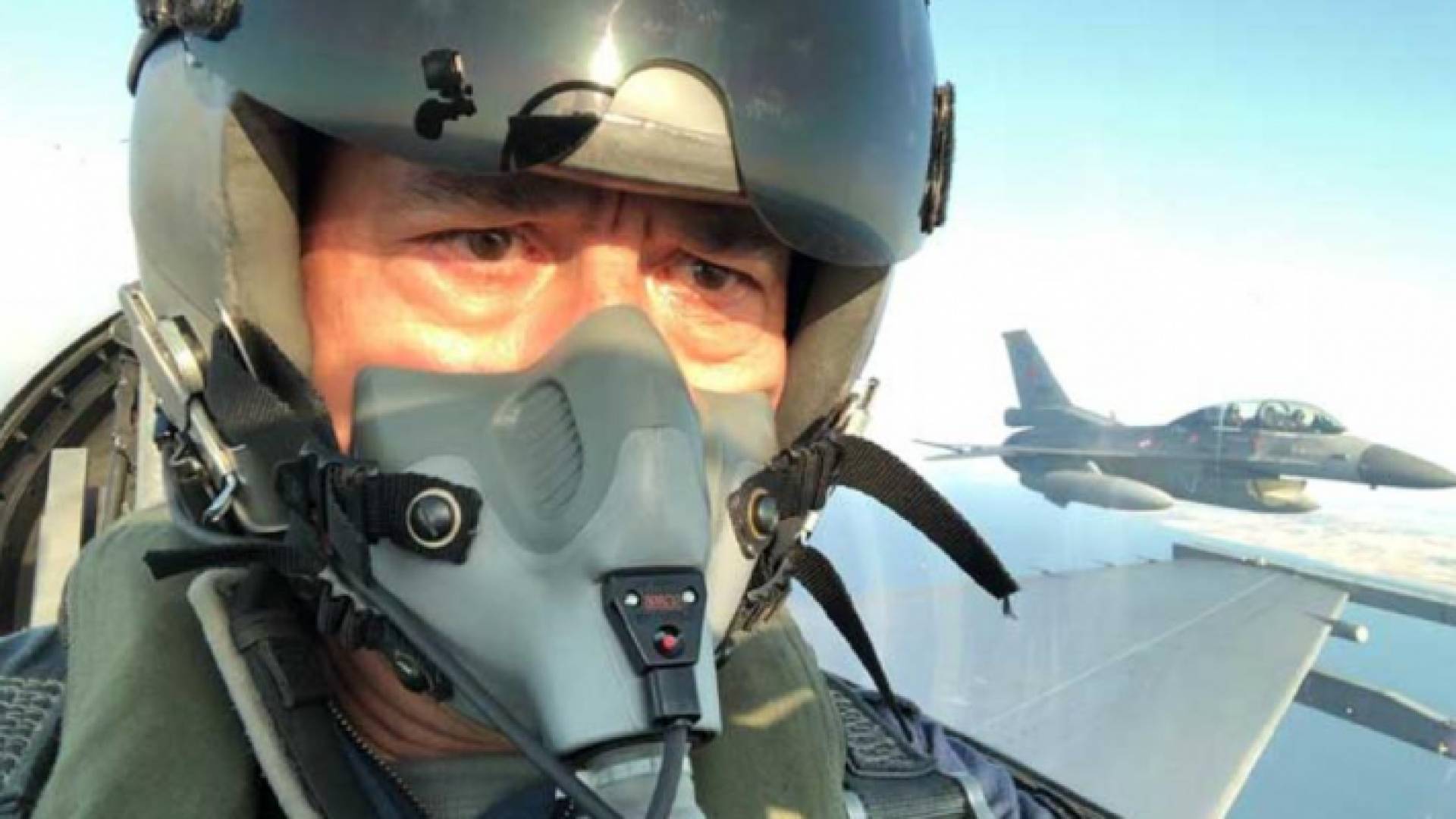 بطائرة “إف-16”.. وزير الدفاع التركي يحلق فوق بحر إيجه