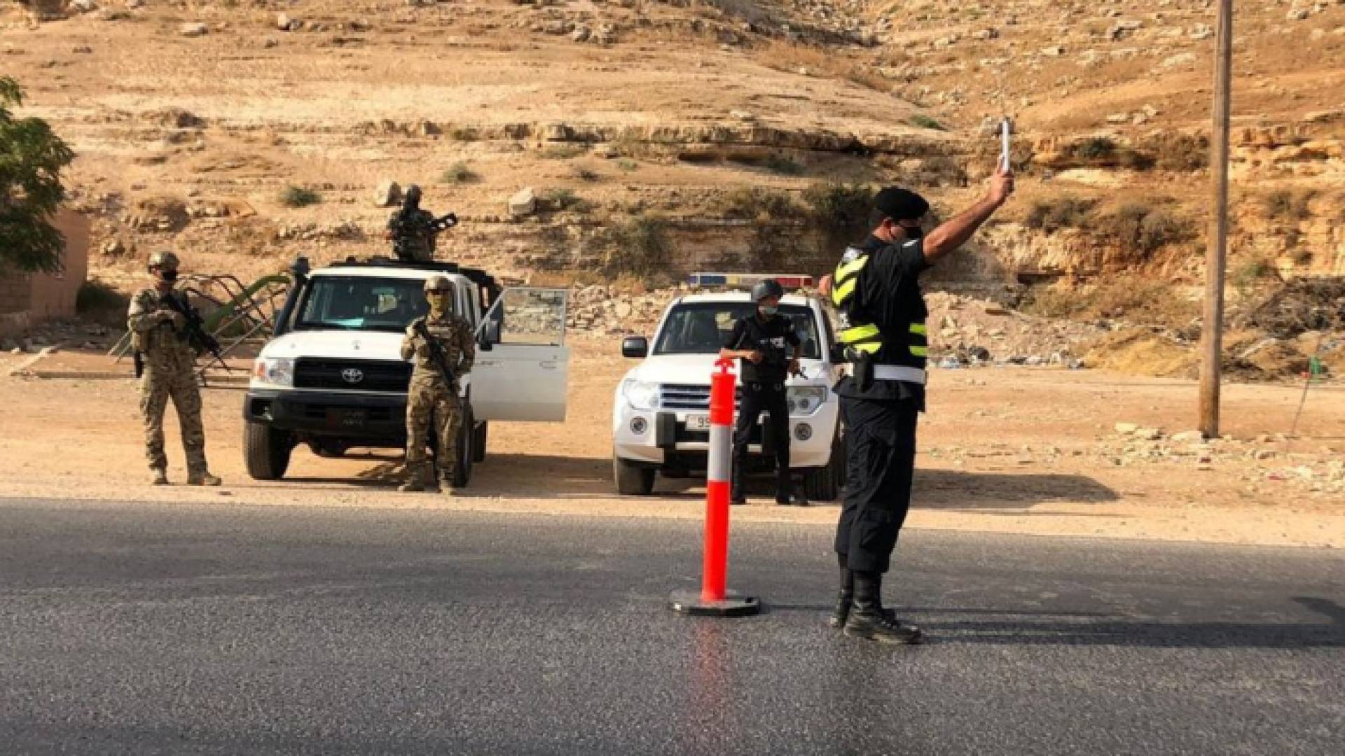 ضبط 6 مركبات و102 شخص خالفوا قرار حظر التجول الشامل بالزرقاء