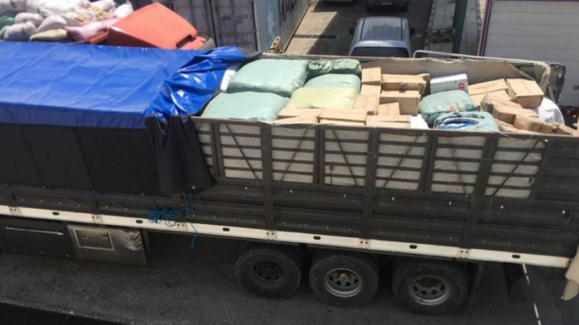 احباط تهريب شاحنة محملة بالالبسة والاحذية على الطريق الصحراوي