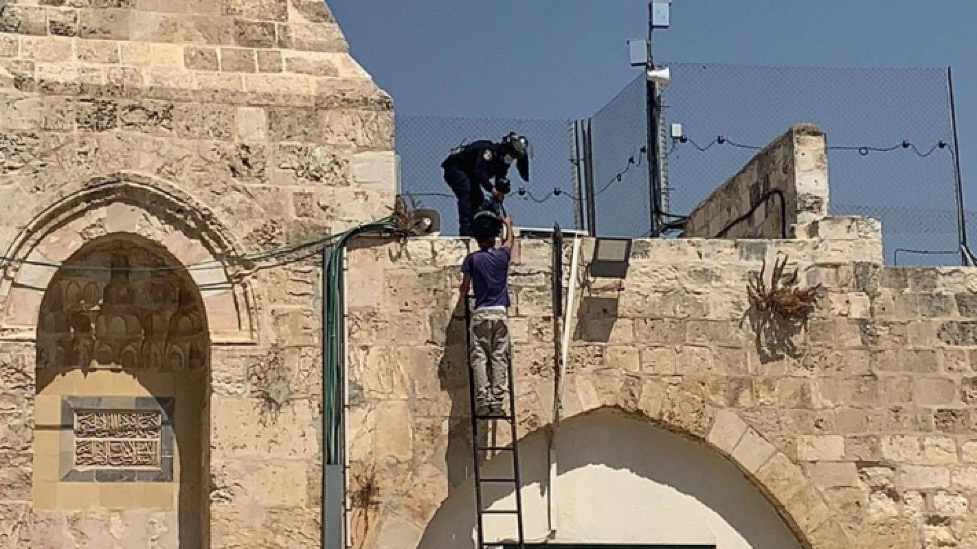 الاحتلال يركب معدات فوق سطح المسجد الأقصى