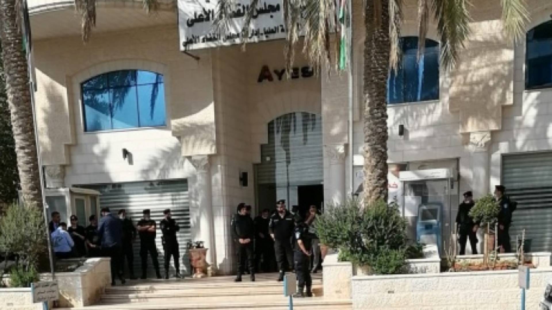 الأمن الفلسطيني يمنع قضاة من دخول مبنى المحاكم في رام الله