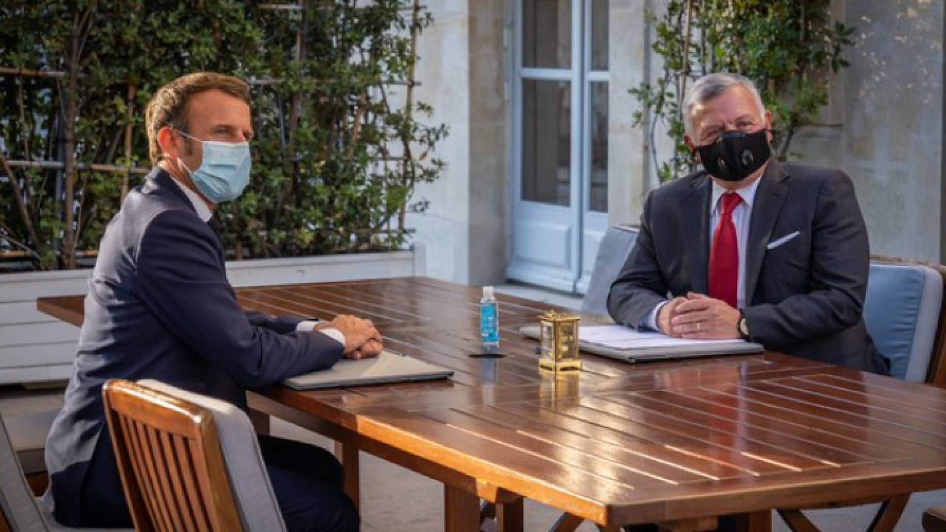 الملك يعقد مباحثات مع الرئيس الفرنسي في قصر الإليزيه