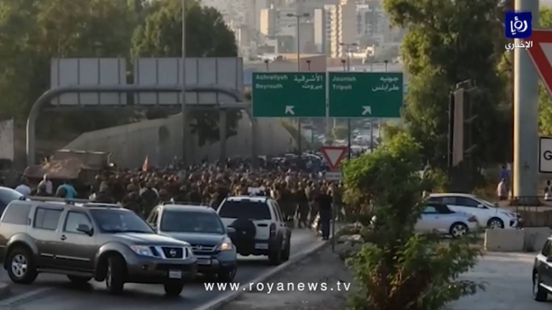 تظاهرة تطالب باستقالة الرئيس اللبناني في بيروت وأخرى لأنصاره