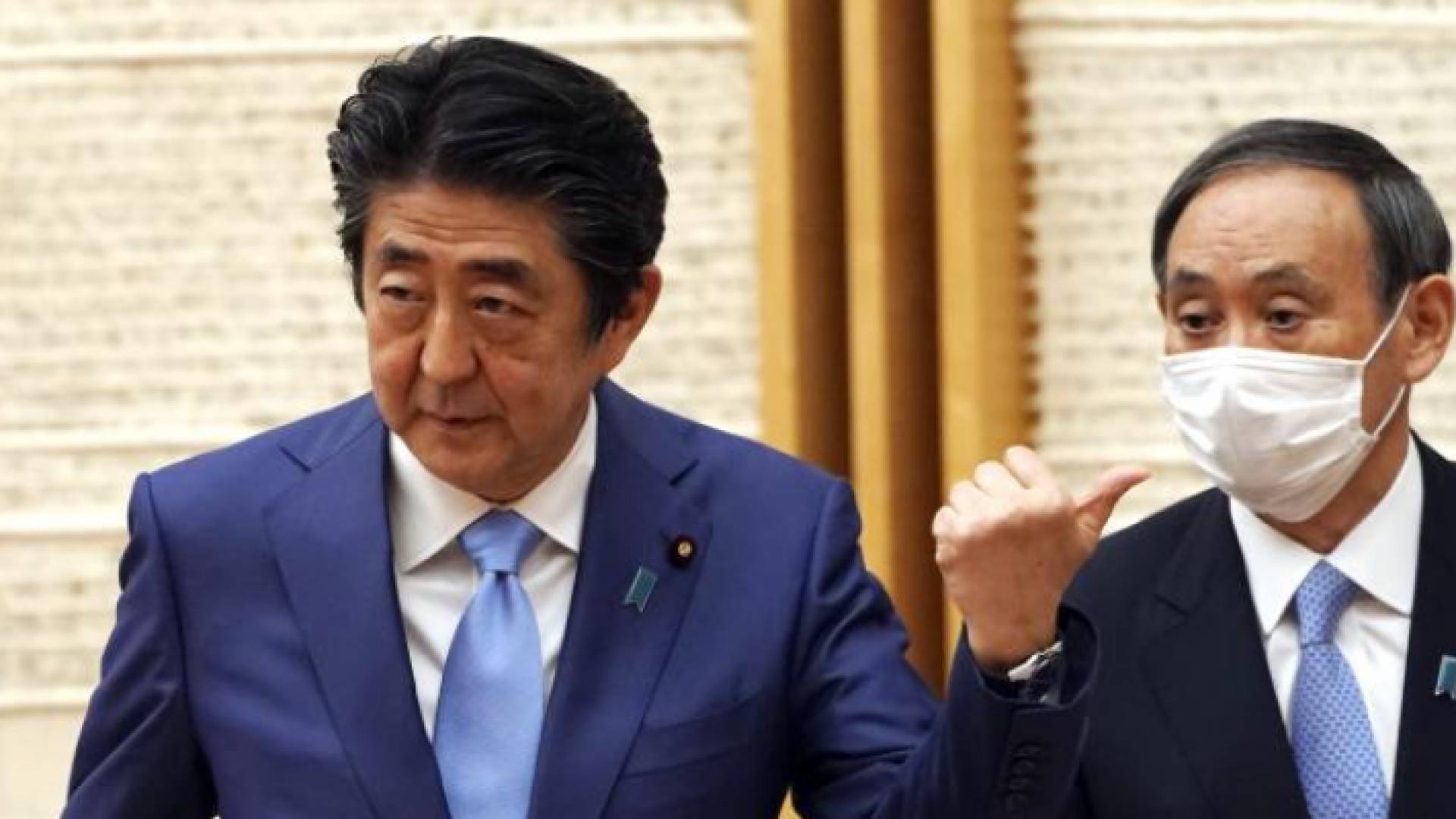 يوشيهيدي سوغا وشينزو آبي