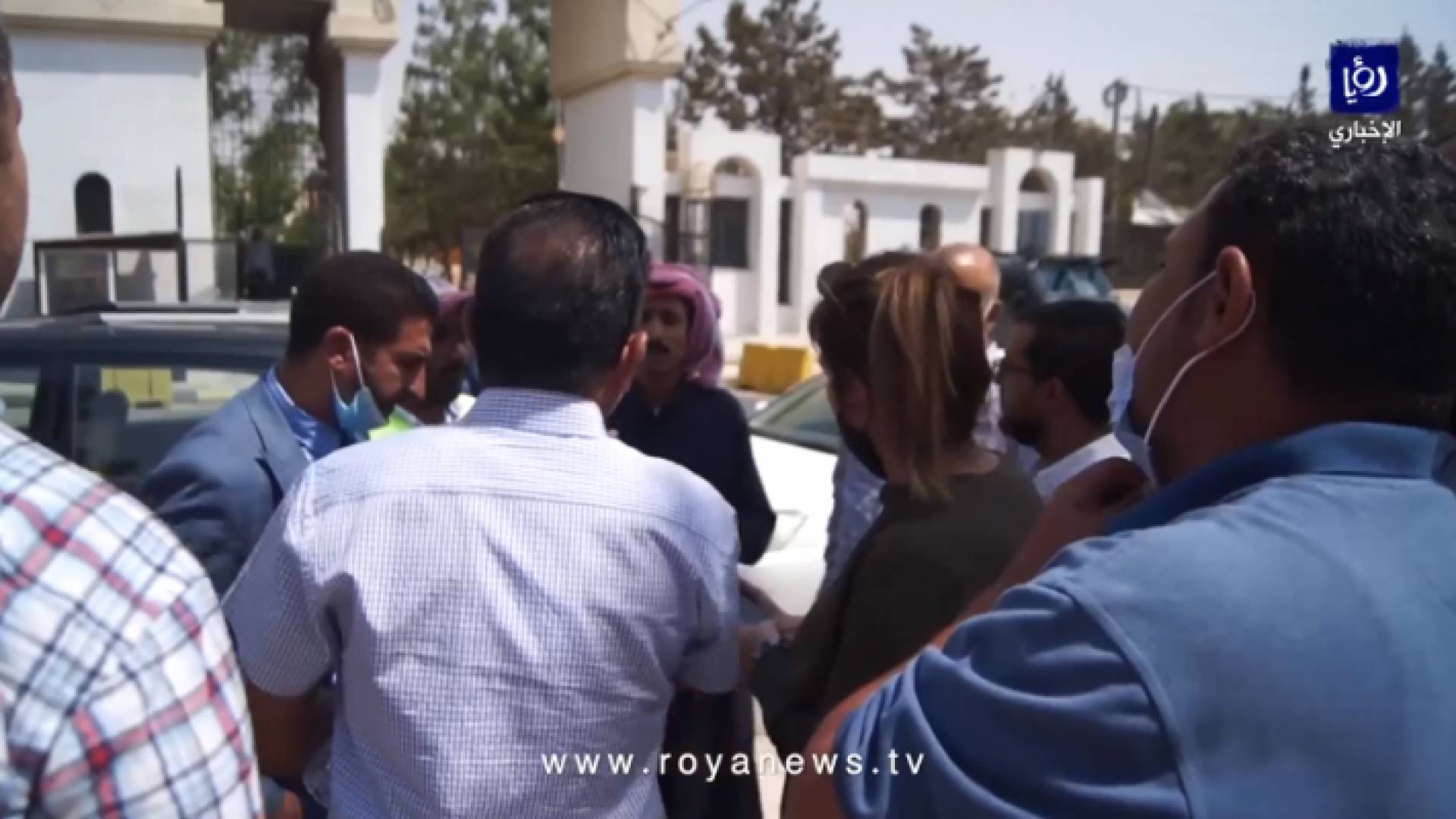 وفقة احتجاجية أمام إحدى الجامعات الخاصة بعد إقدام طالب على حرق نفسه