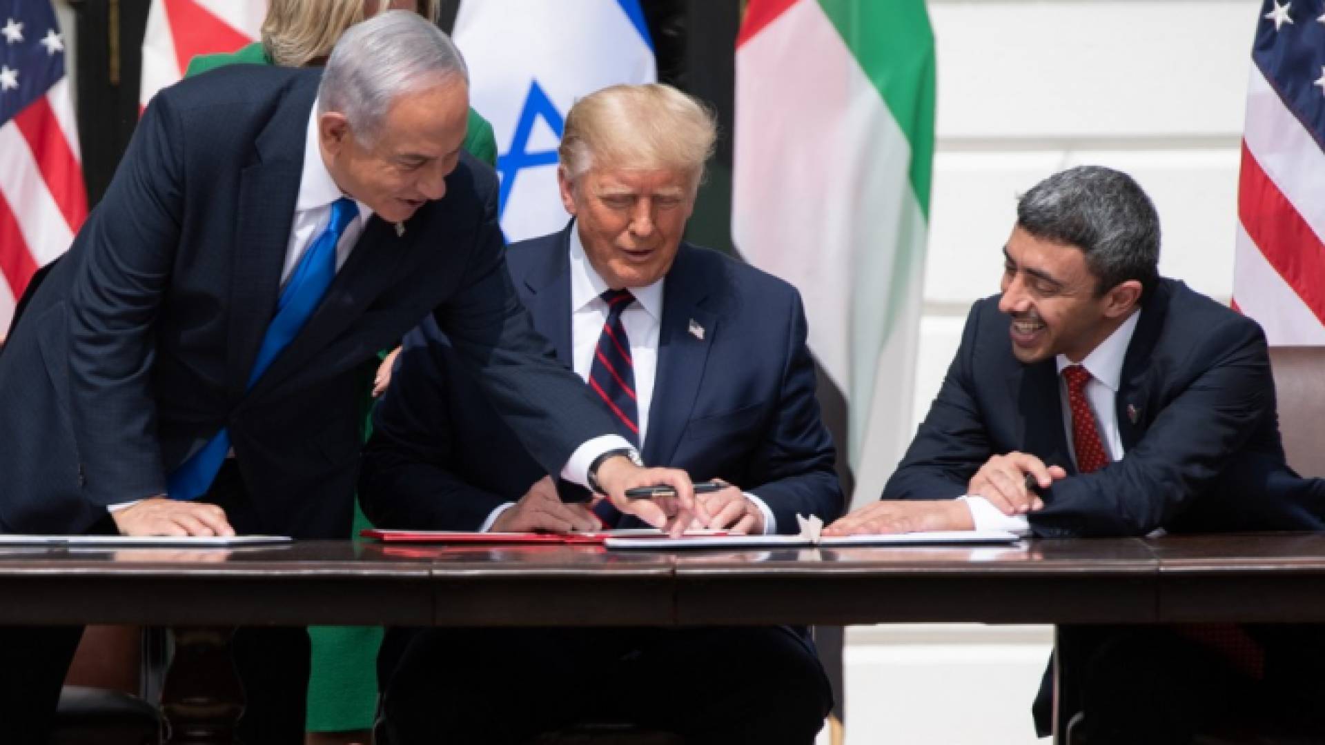 جانب من توقيع الاتفاقية