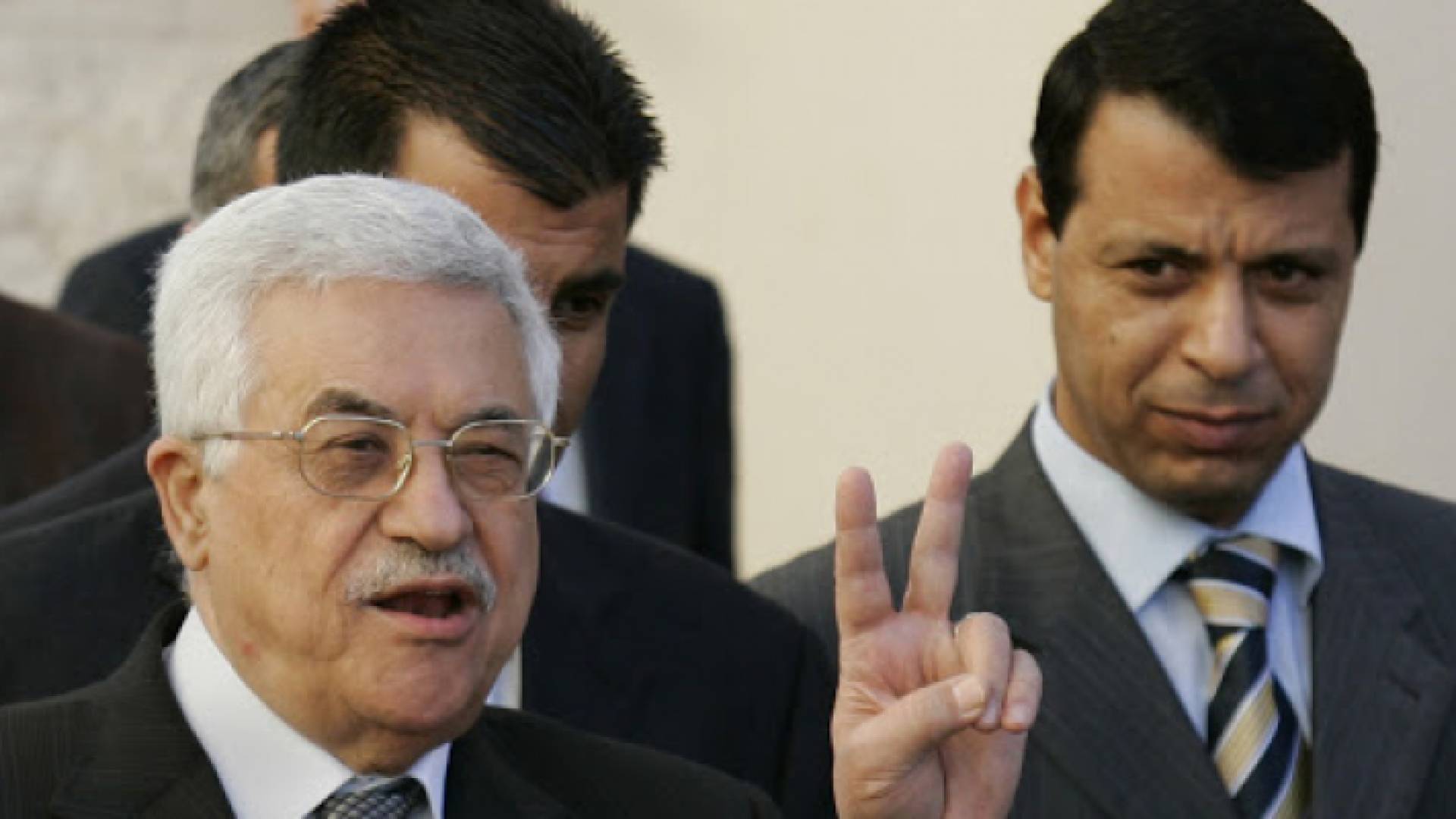 صورة تجمع محمد دحلان ومحمود عباس