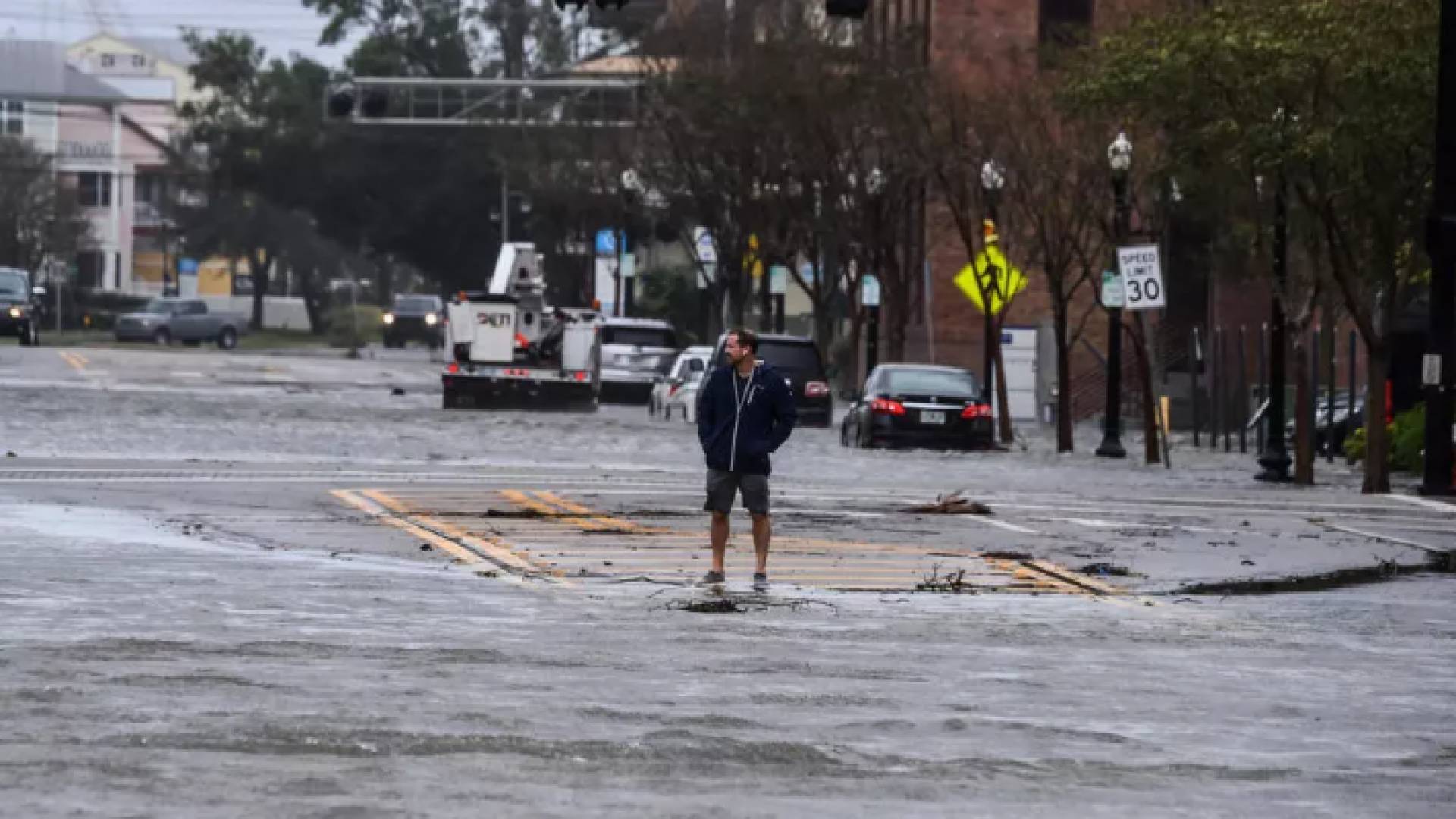 طريق غمرته مياه السيول في بنساكولا في فلوريدا