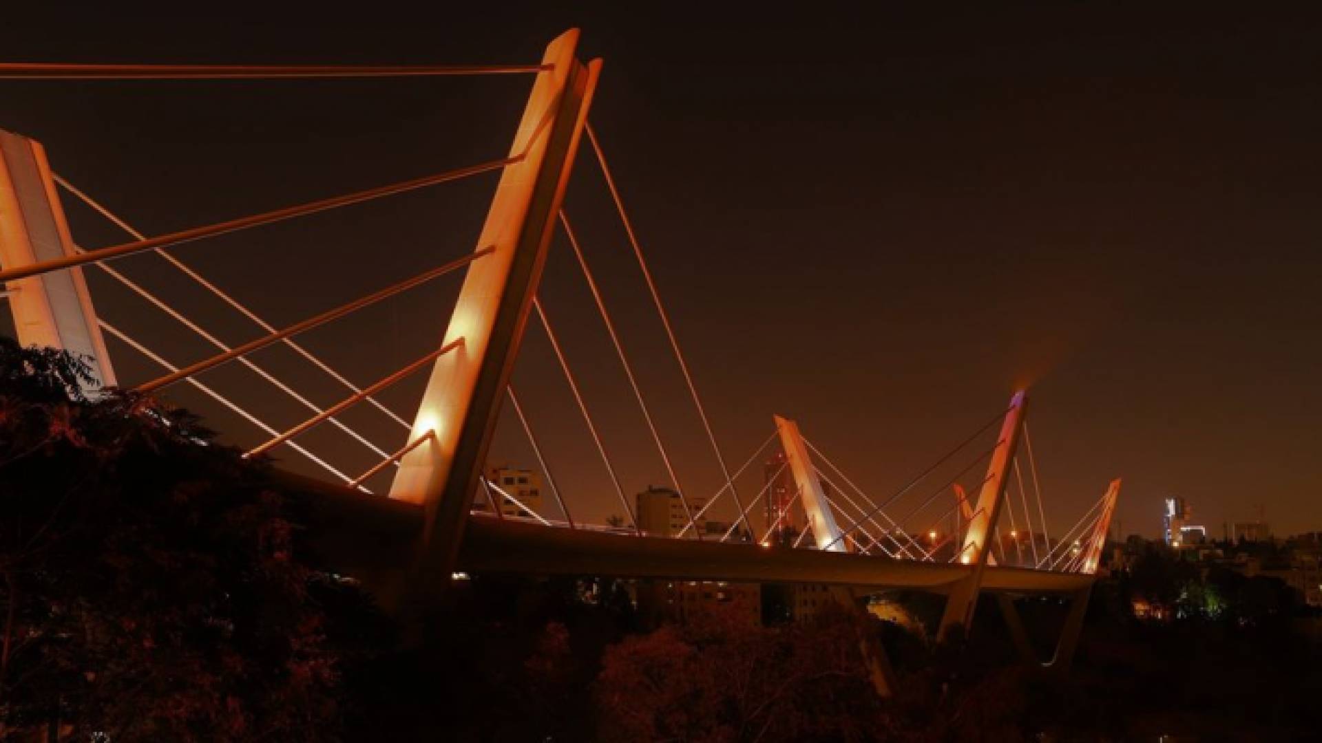 أمانة عمان تضيء جسر عبدون باللون البرتقالي في اليوم العالمي للسلام