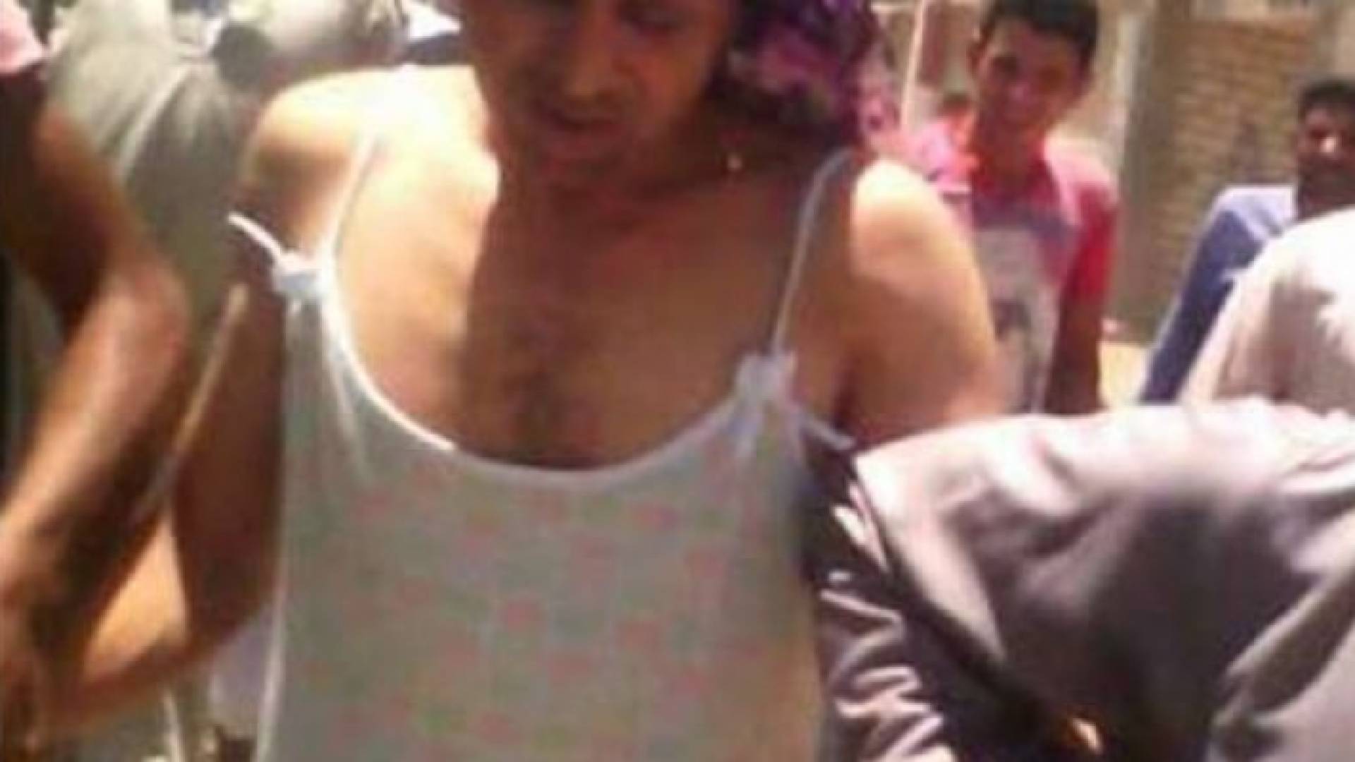 ضبط مصرية وشقيقيها بعد احتجازهما خطيبها السابق وتصويره بقميص نوم