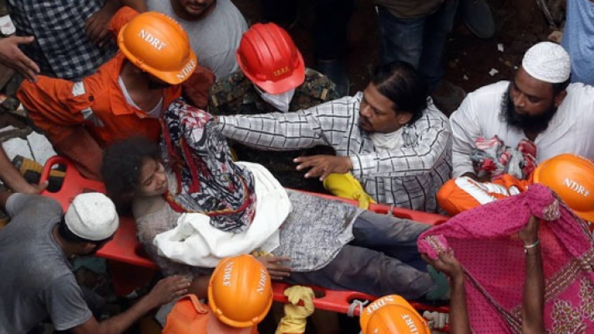 مشاهدة مؤثرة من عمليات انتشال ناجين من تحت أنقاض مبنى في الهند