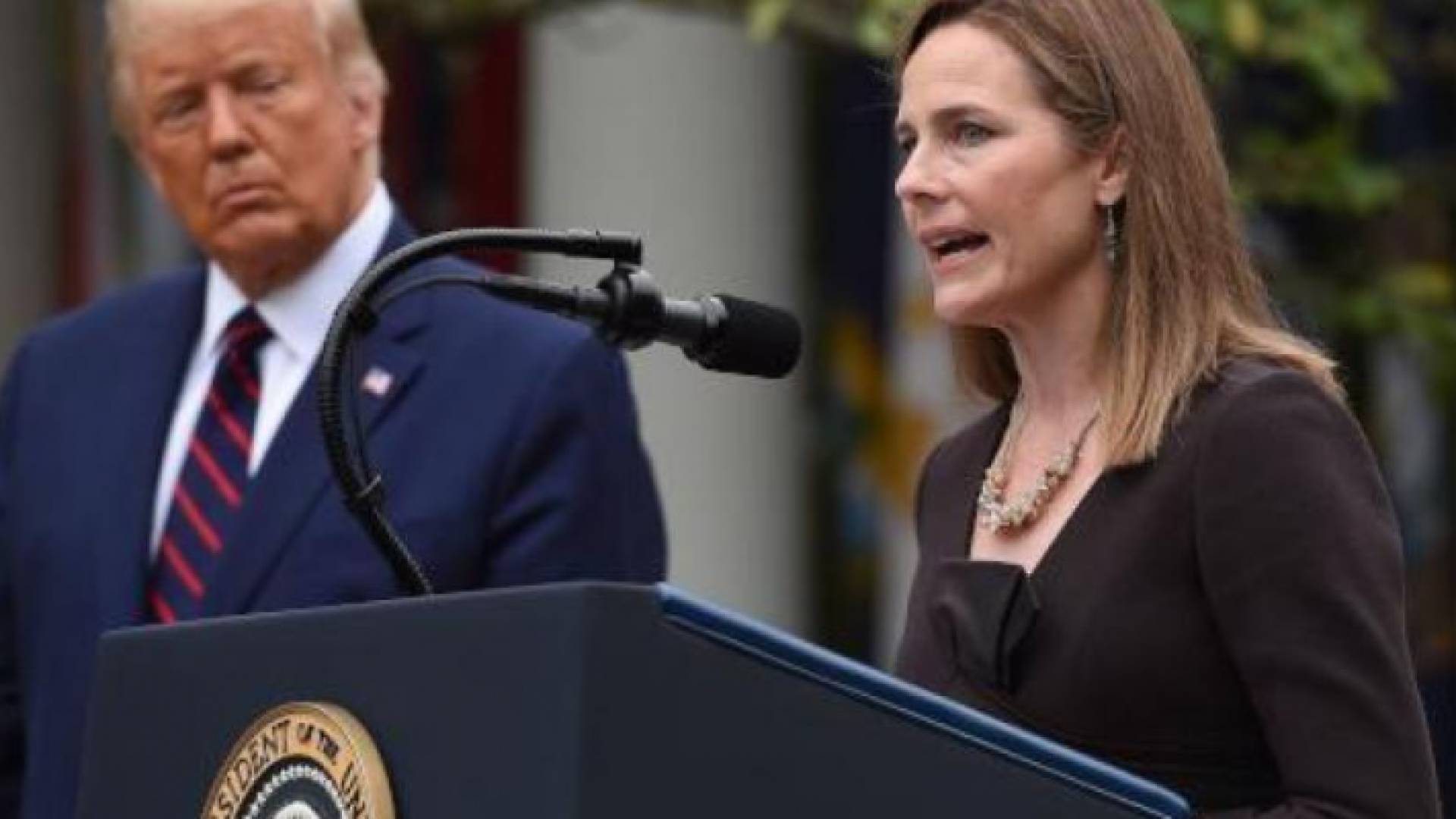 ترمب يختار إيمي كوني باريت لخلافة روث بادر غينسبرغ في المحكمة العليا