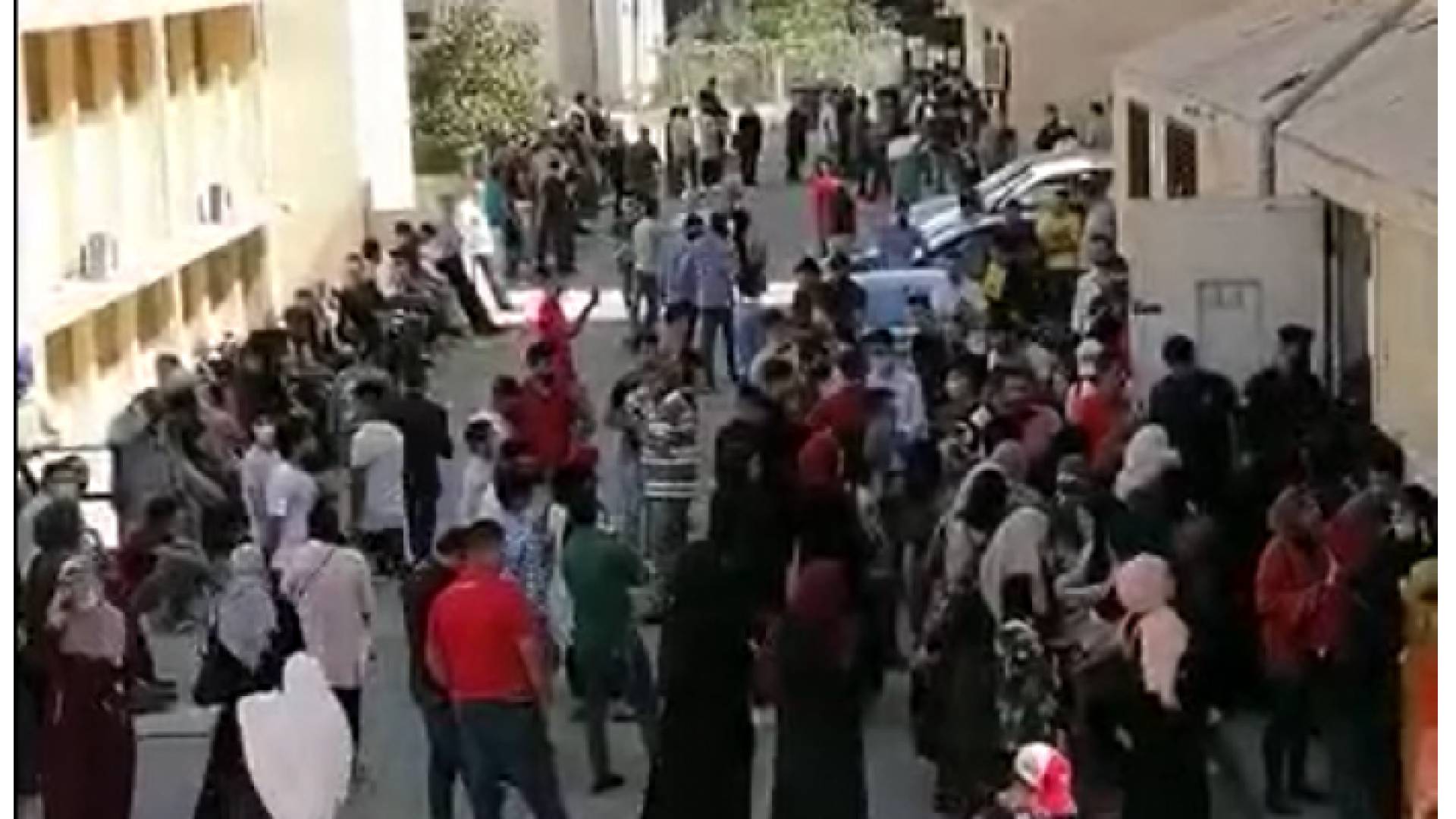 مشاهد تجمعات واكتظاظ أثناء التقديم لتكميلة التوجيهي