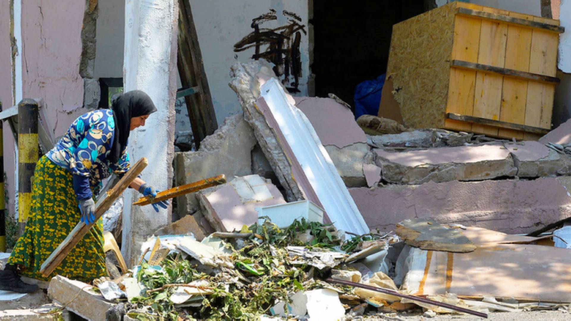 تسبب الانفجار بتشريد نحو 300 ألف شخص