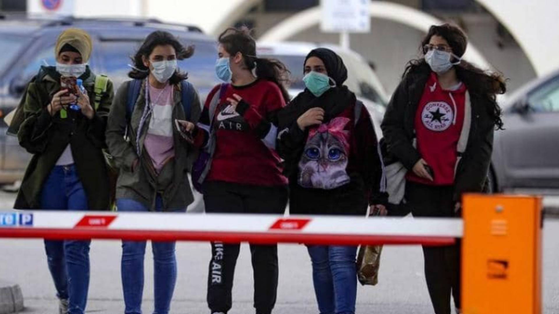 لبنان يفرض إغلاقا على أكثر من 100 منطقة بسبب تفشي كورونا