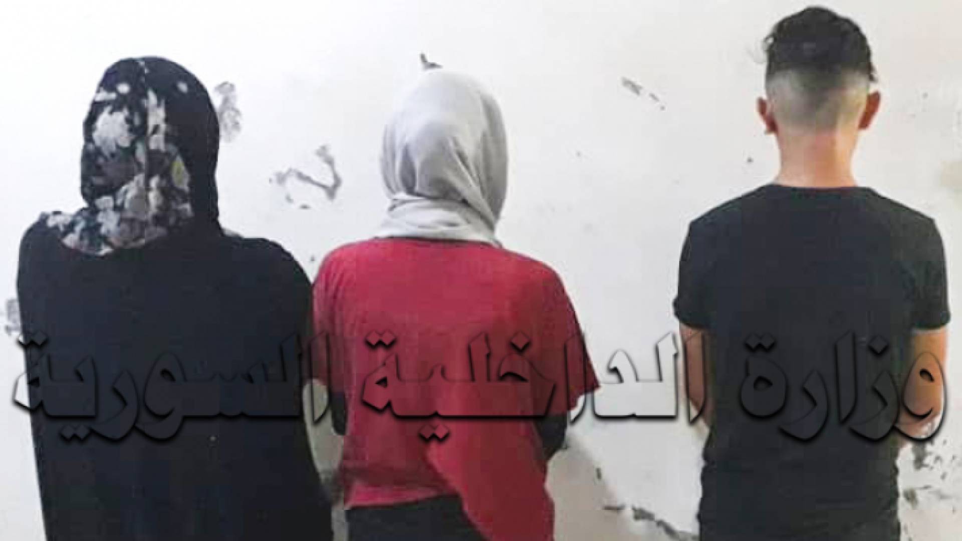 سورية تعذب ابن زوجها بطريقة وحشية وتجبره على أكل الأوساخ