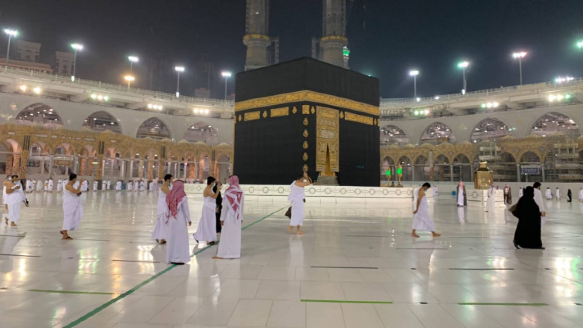 المسجد الحرام يستقبل أولى أفواج المعتمرين وسط إجراءات احترازية