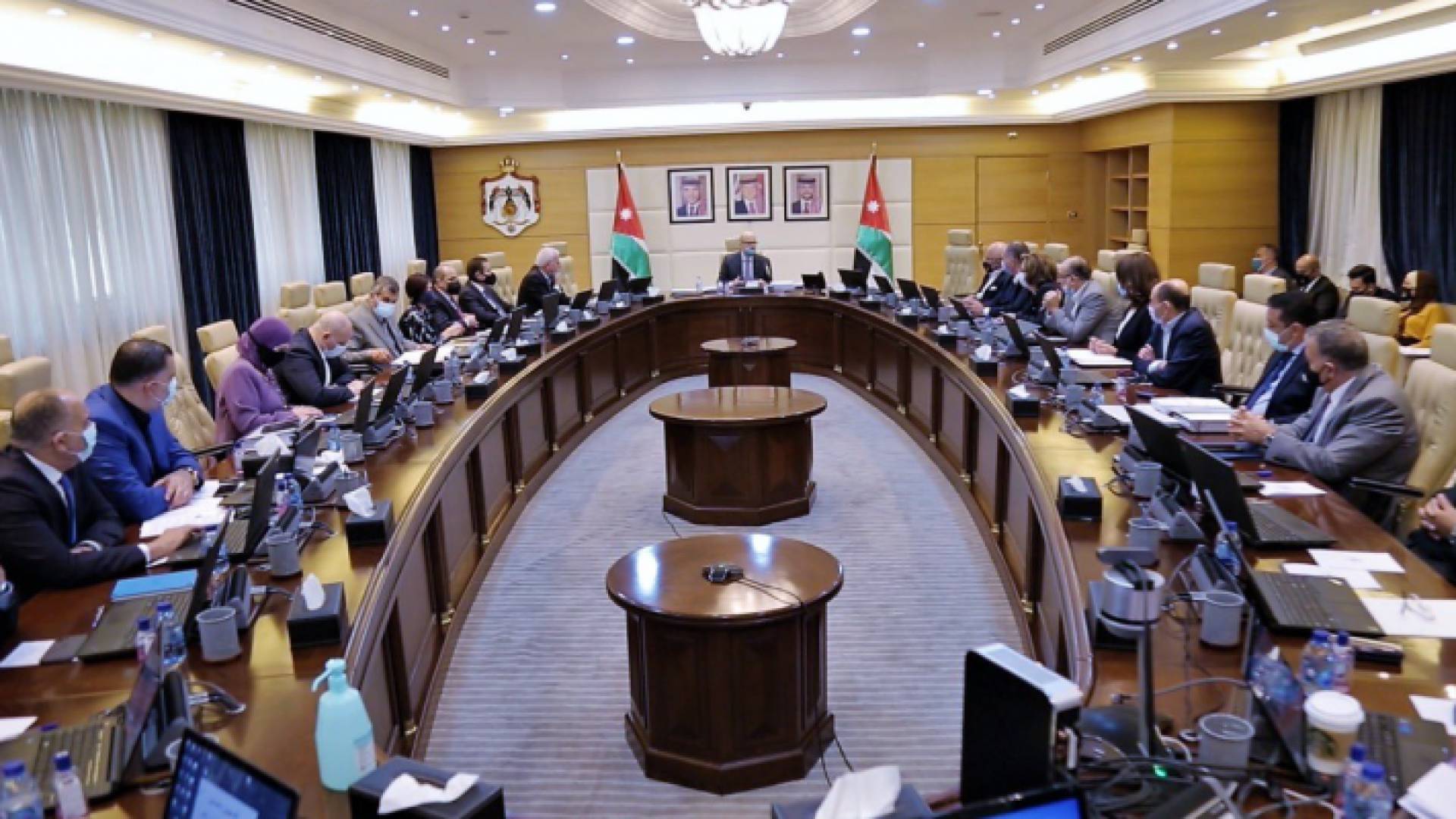 جانب من اول اجتماع لحكومة تصريف الاعمال