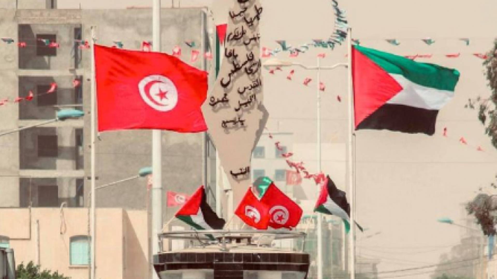 خارطة فلسطين التاريخية تتوسط مدينة تونسية