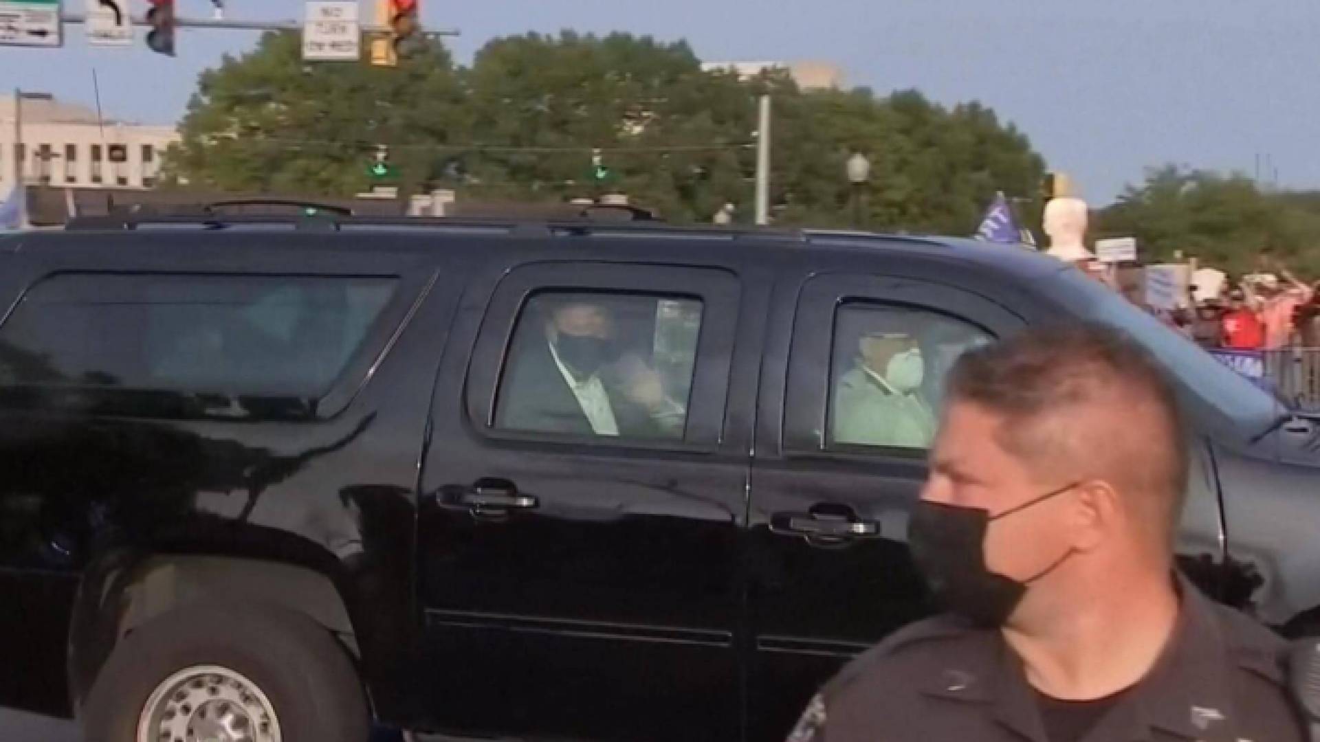 ترمب يعود إلى المستشفى بعد إلقائه التحية على أنصاره من داخل موكبه