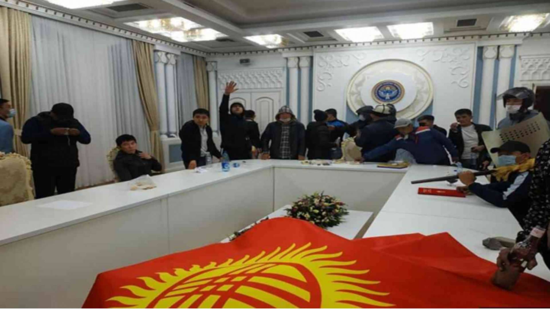 متظاهرون يستولون على مقر السلطة في قرغيزستان ويطلقون سراح الرئيس السابق