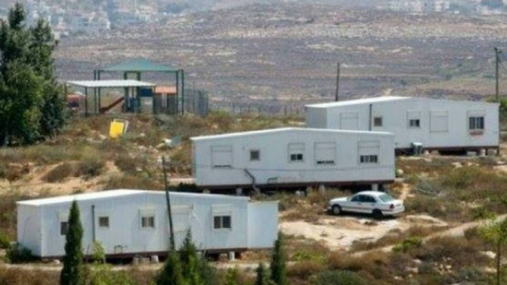 مستوطنون يقيمون بؤرة استيطانية "زراعية" في أراضي بيت دجن ب