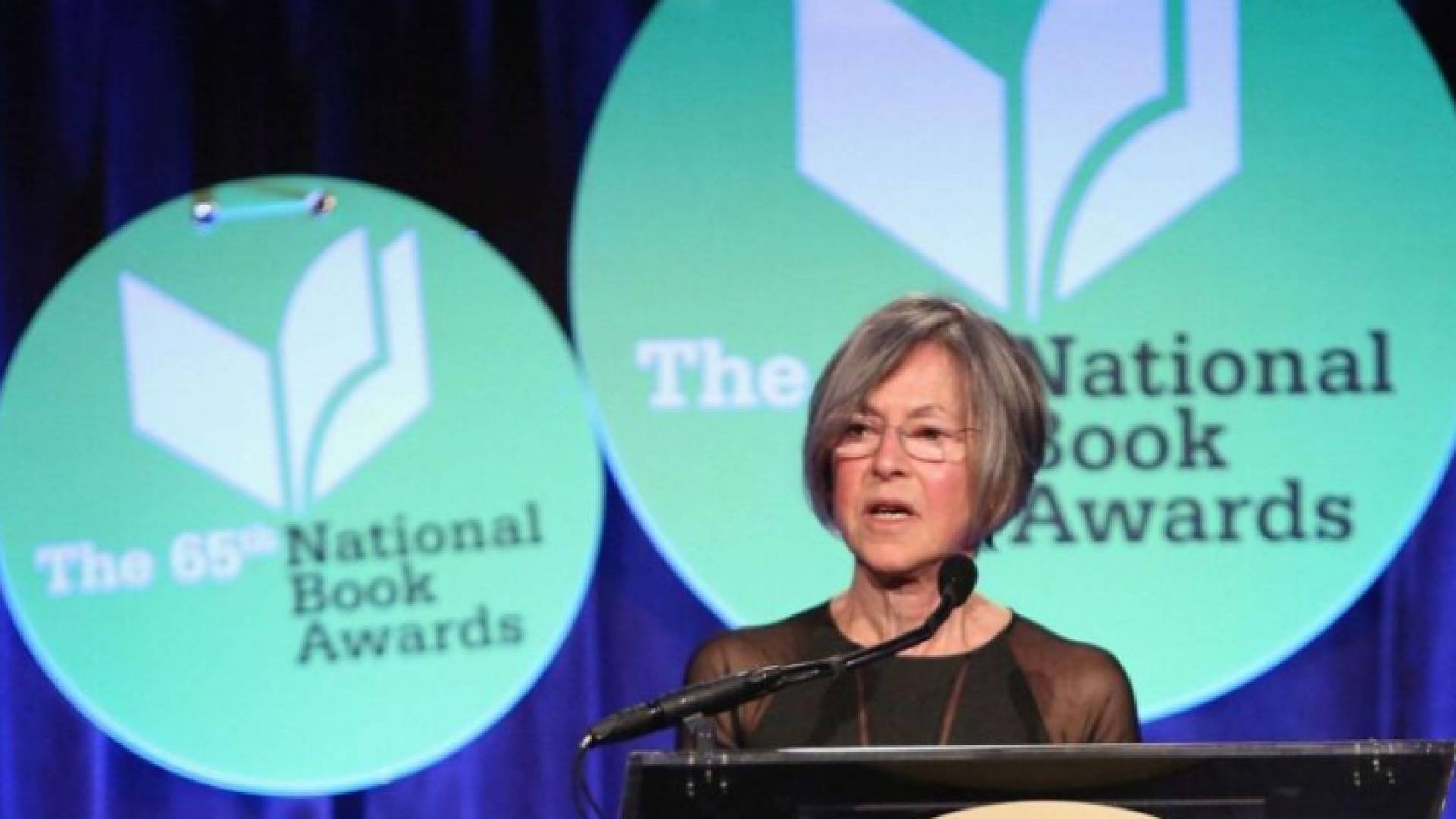 الشاعرة الأمريكية لويز غلوك