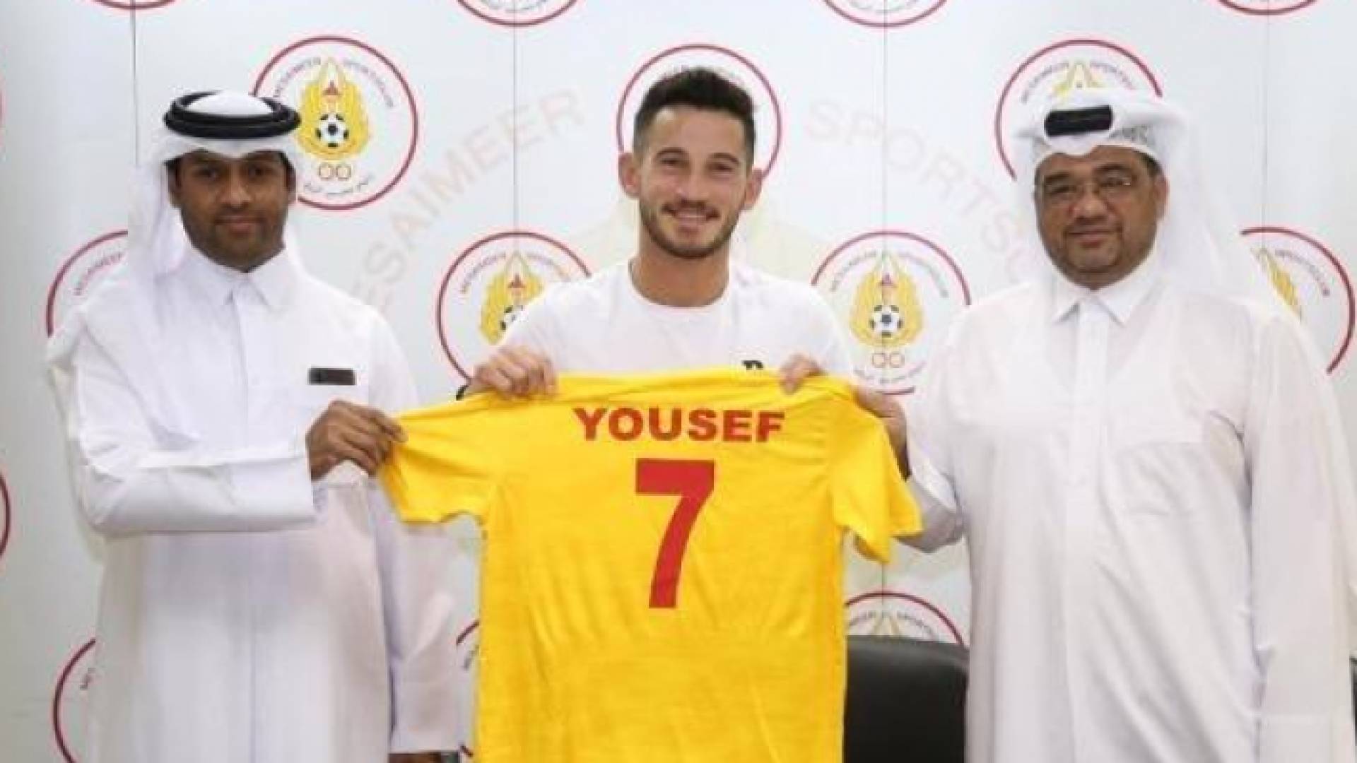 جانب من توقيع العقد