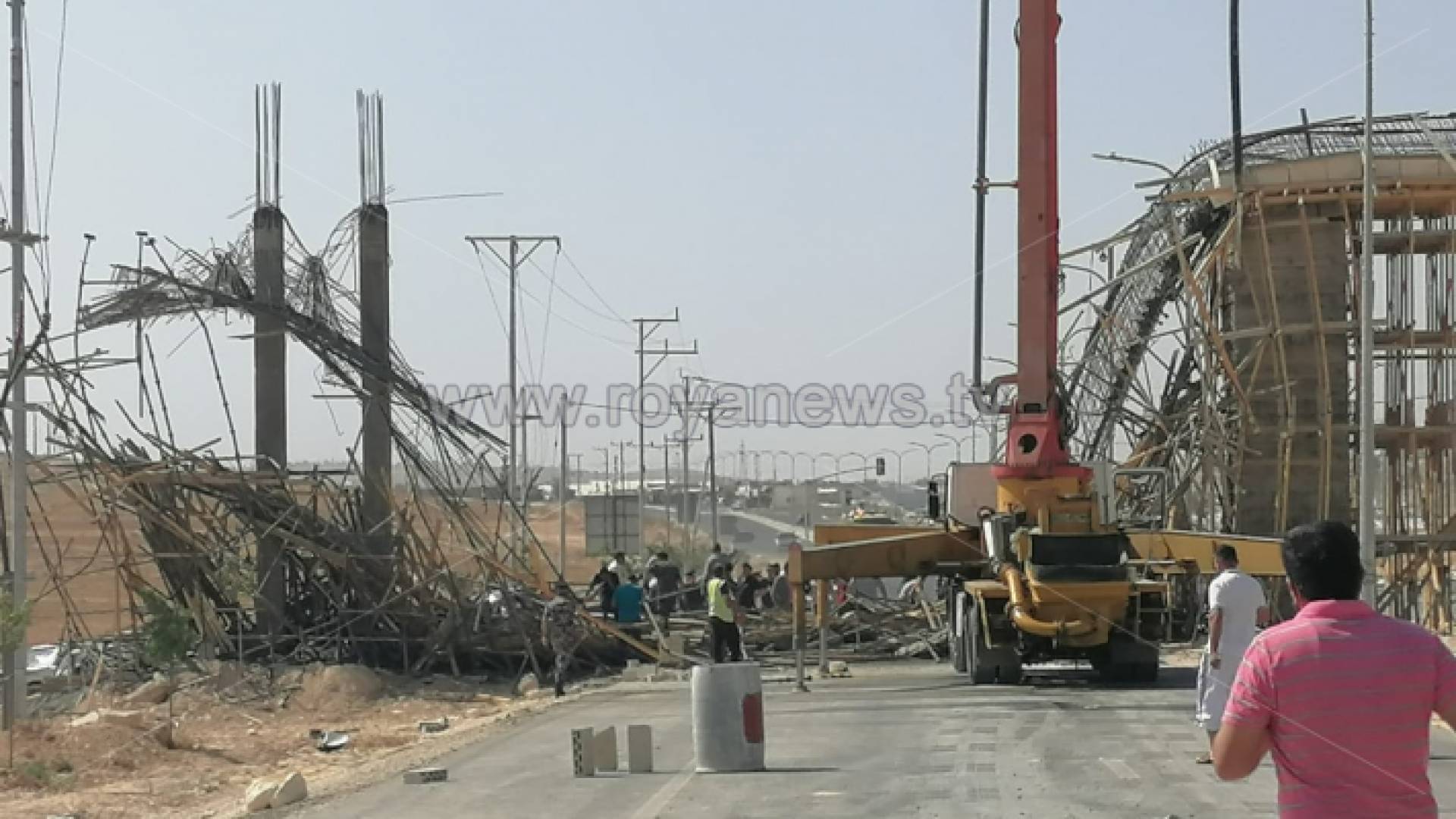 بانهيار جسر قيد الإنشاء على مدخل محافظة المفرق