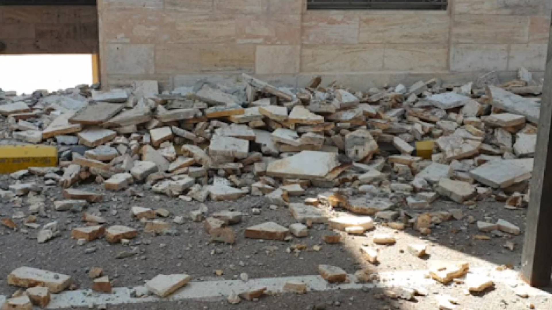 الحجارة بدأت بالتساقط عن الجدران