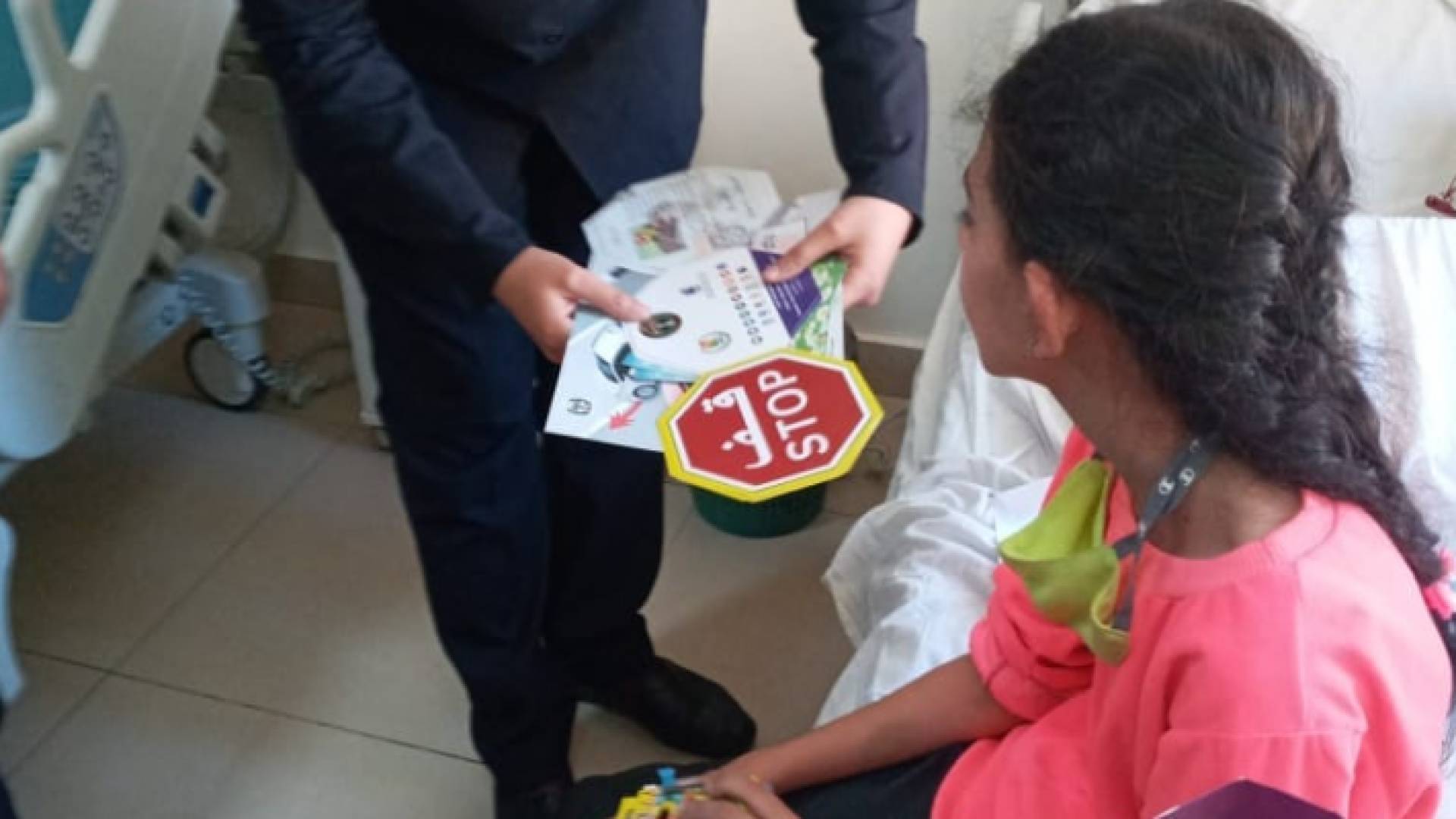 الأمن يلبي نداء طفلة على سرير الشفاء لدعمها معنويا