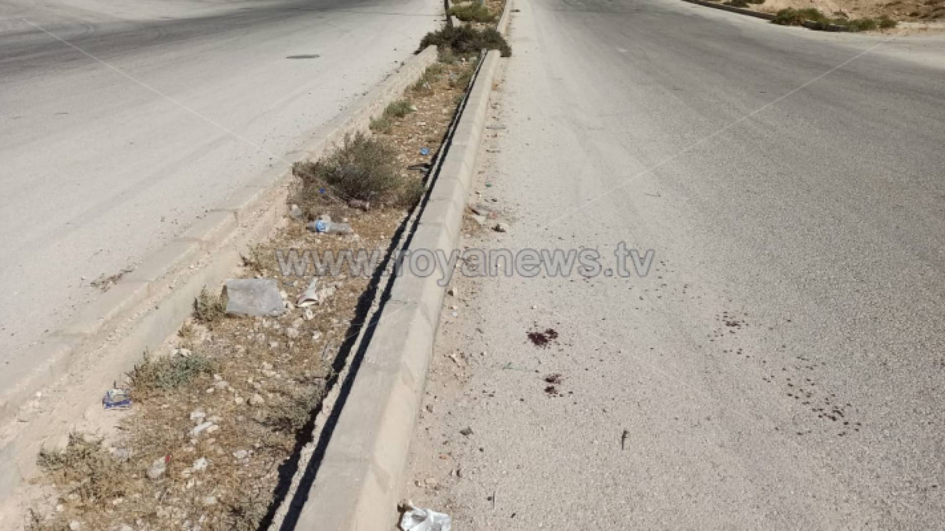 دماء الفتى صالح في الشارع الذي وجد فيه بعد الاعتداء عليه