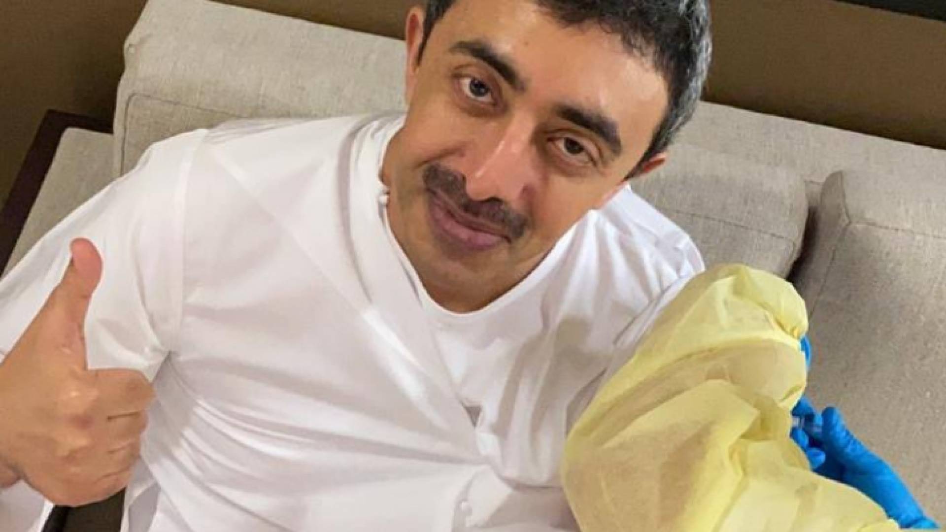 وزير الخارجية الإماراتي يتلقى لقاحا ضد كورونا