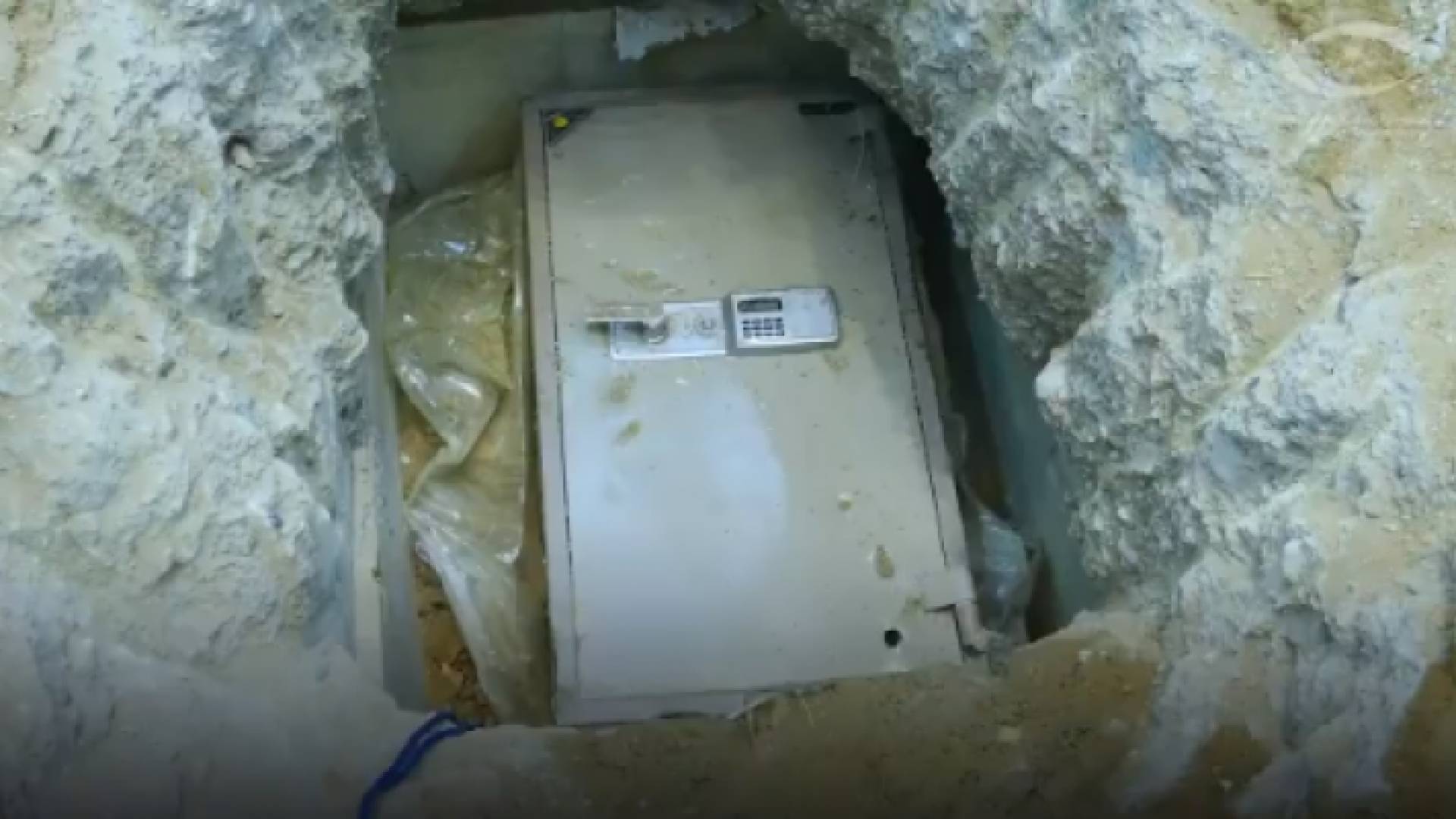 متهم بالفساد يخفي الملايين بطريقة شيطانية في منزله بالسعودية