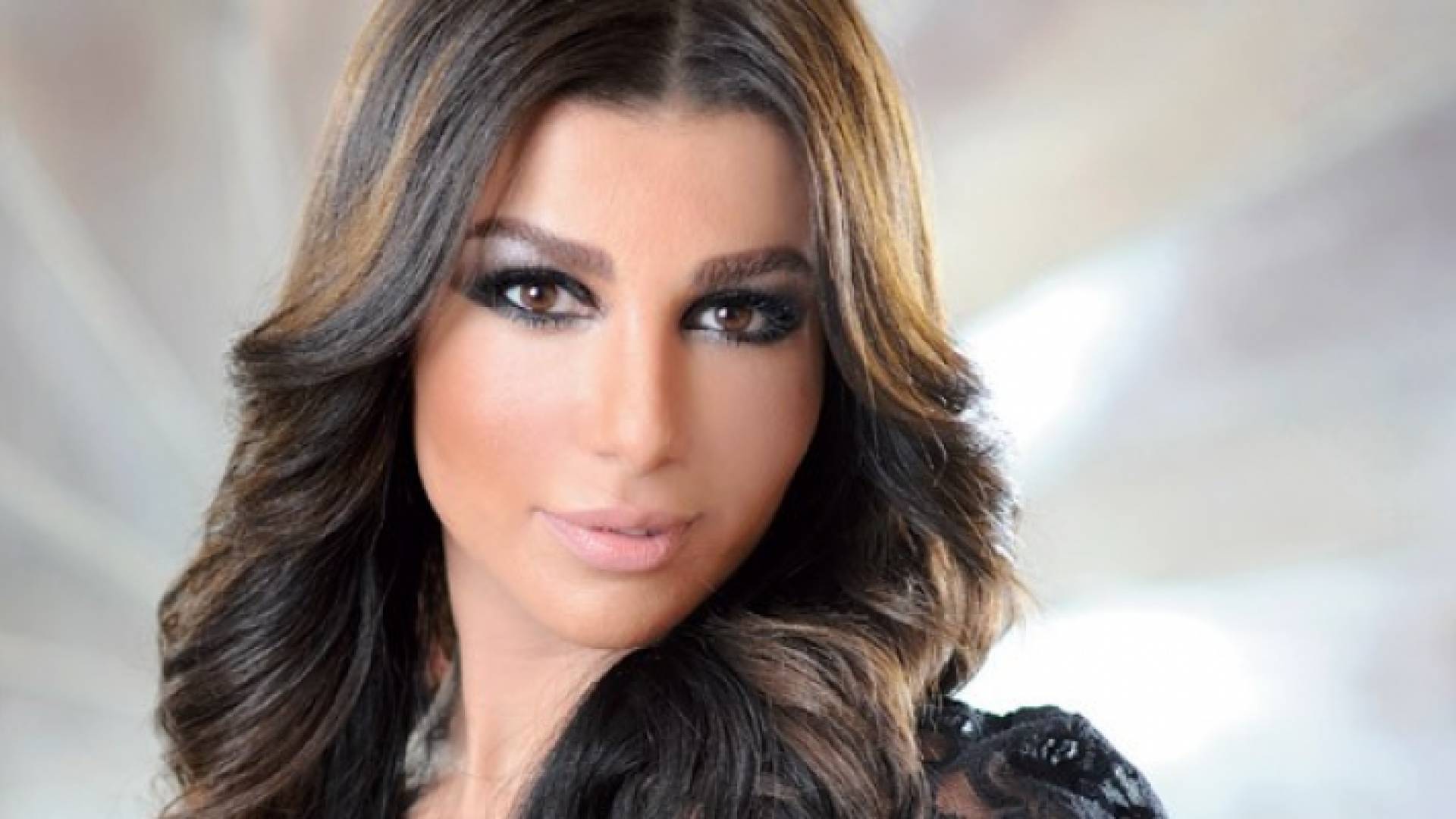 المذيعة اللبنانية سازديل