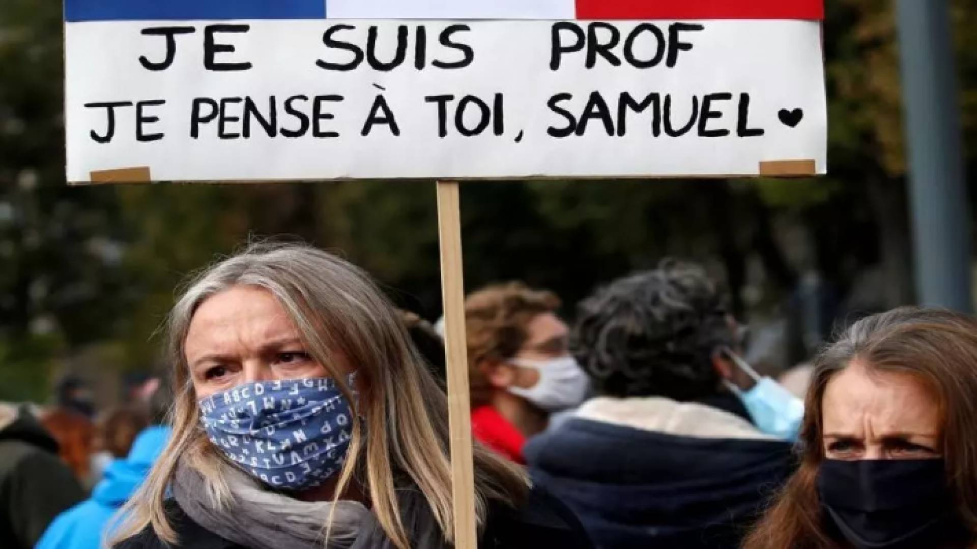 آلاف يتجمعون في باريس لتكريم ذكرى المدرس الذي قتل بقطع الرأس