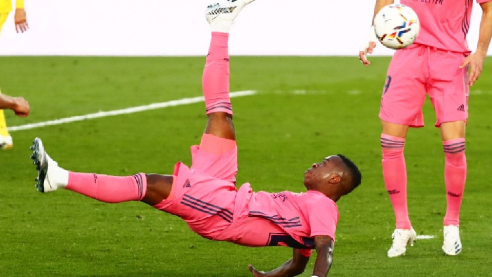 جونيور يسدد على المرمى في إحدى محاولات ريال مدريد الفاشلة لتعديل النتيجة