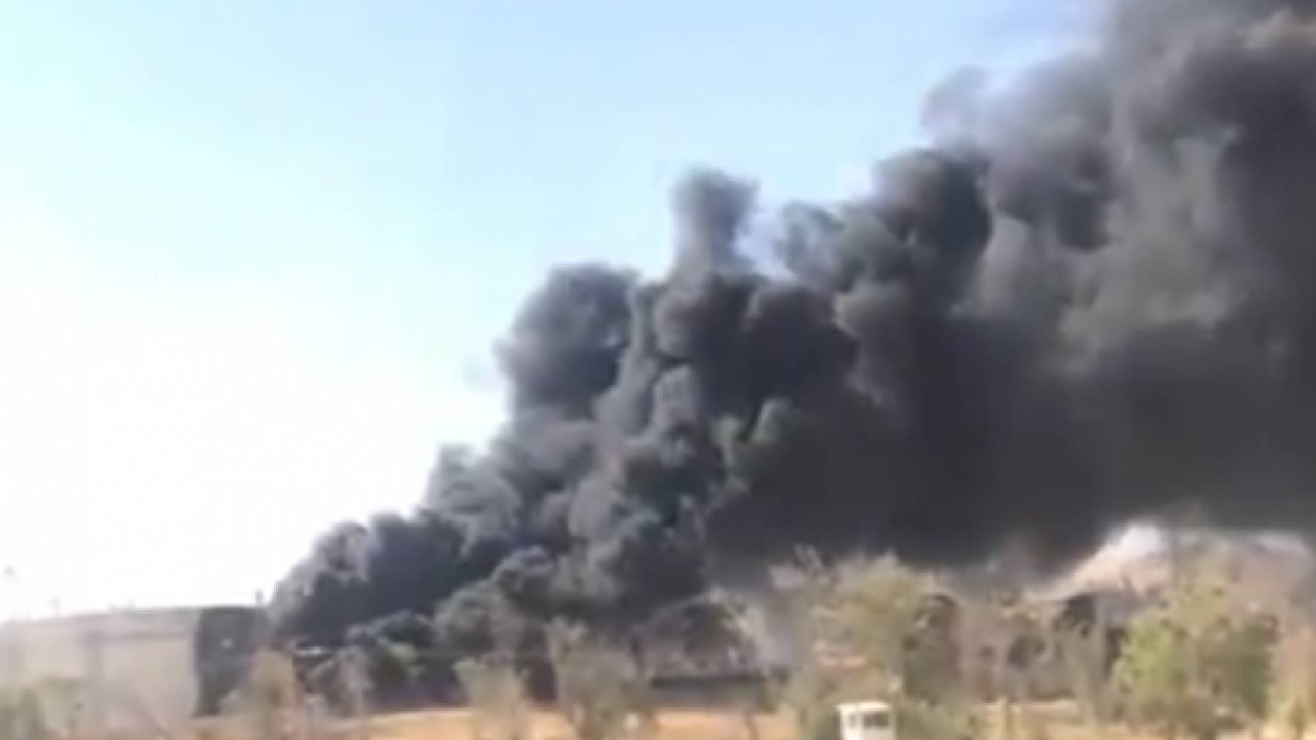 حريق "صهريج فيول" امام مصفاة البترول في الزرقاء