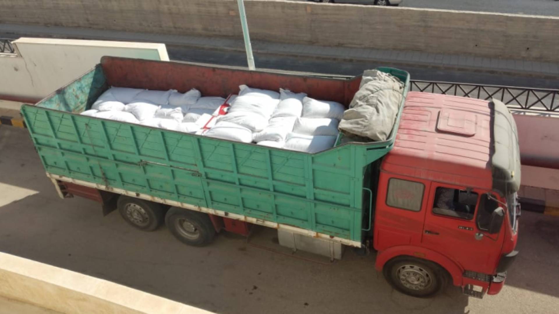 ضبط 12 طنا من المكسرات والهيل المهربة في عمان