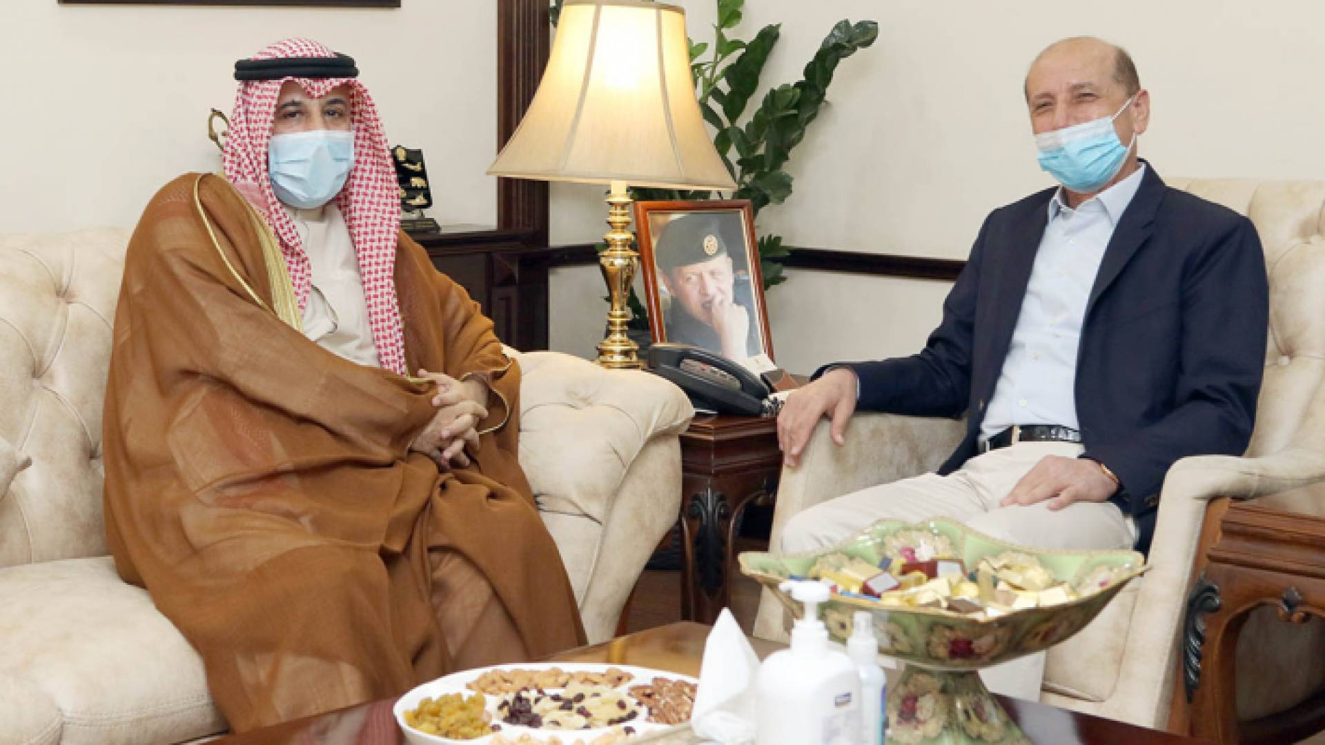 وزير الداخلية توفيق الحلالمة والسفير الكويتي في عمان عزيز الديحاني