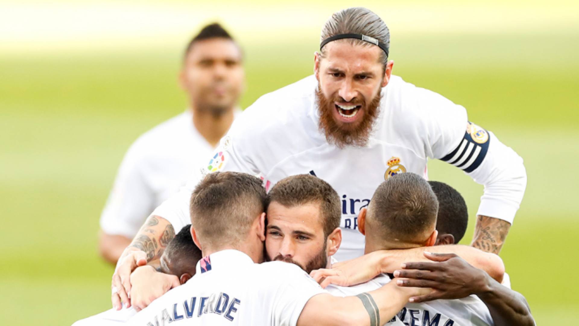 ريال مدريد يهزم برشلونة على أرضه بثلاثية ويتصدر الليغا