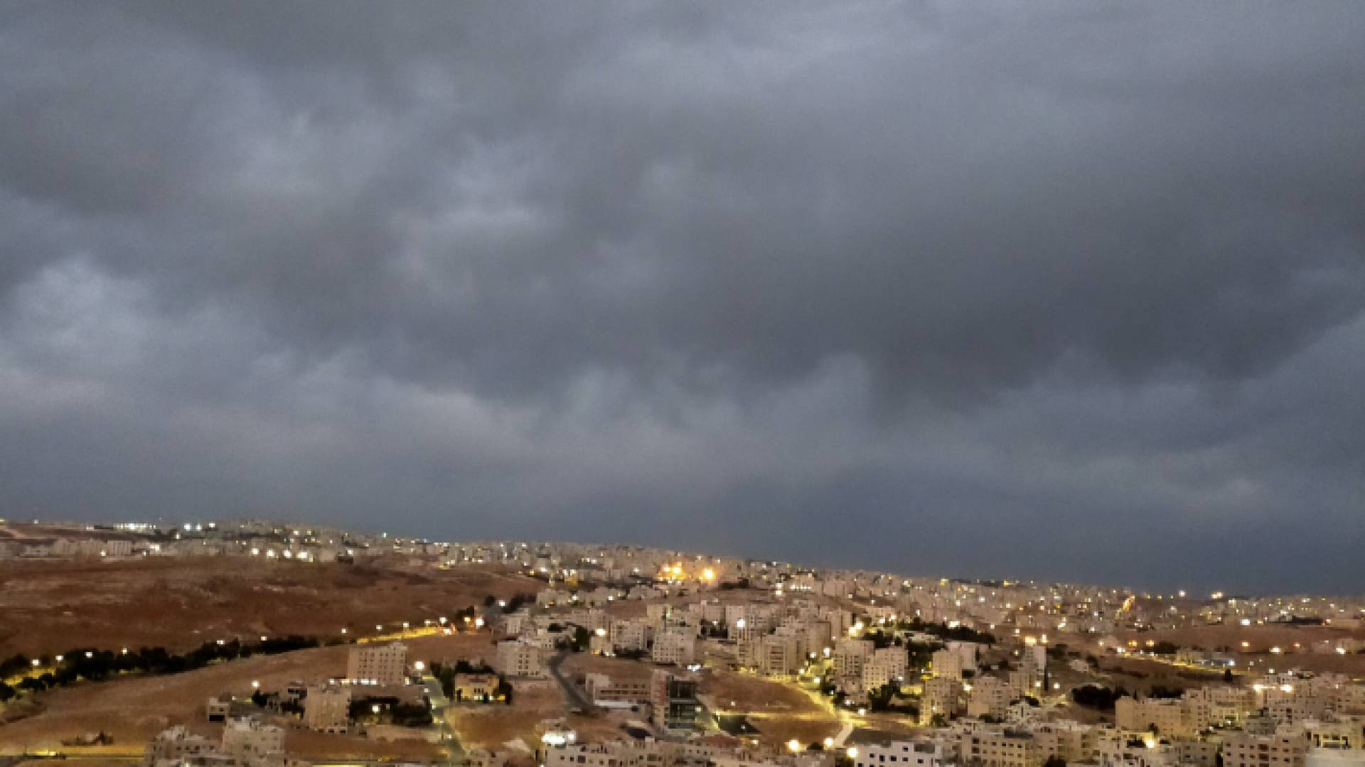 الاجواء في عمان فجر الأحد