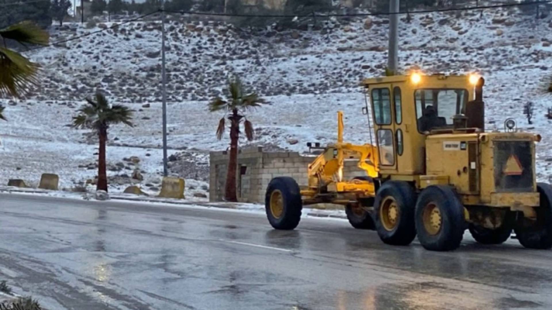 آلية تتعامل مع الثلوج التي شهدتها منطقة الشوبك سابقا