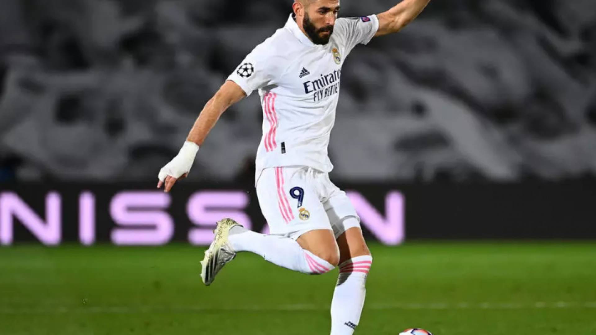 مهاجم ريال مدريد الفرنسي كريم بنزيمة