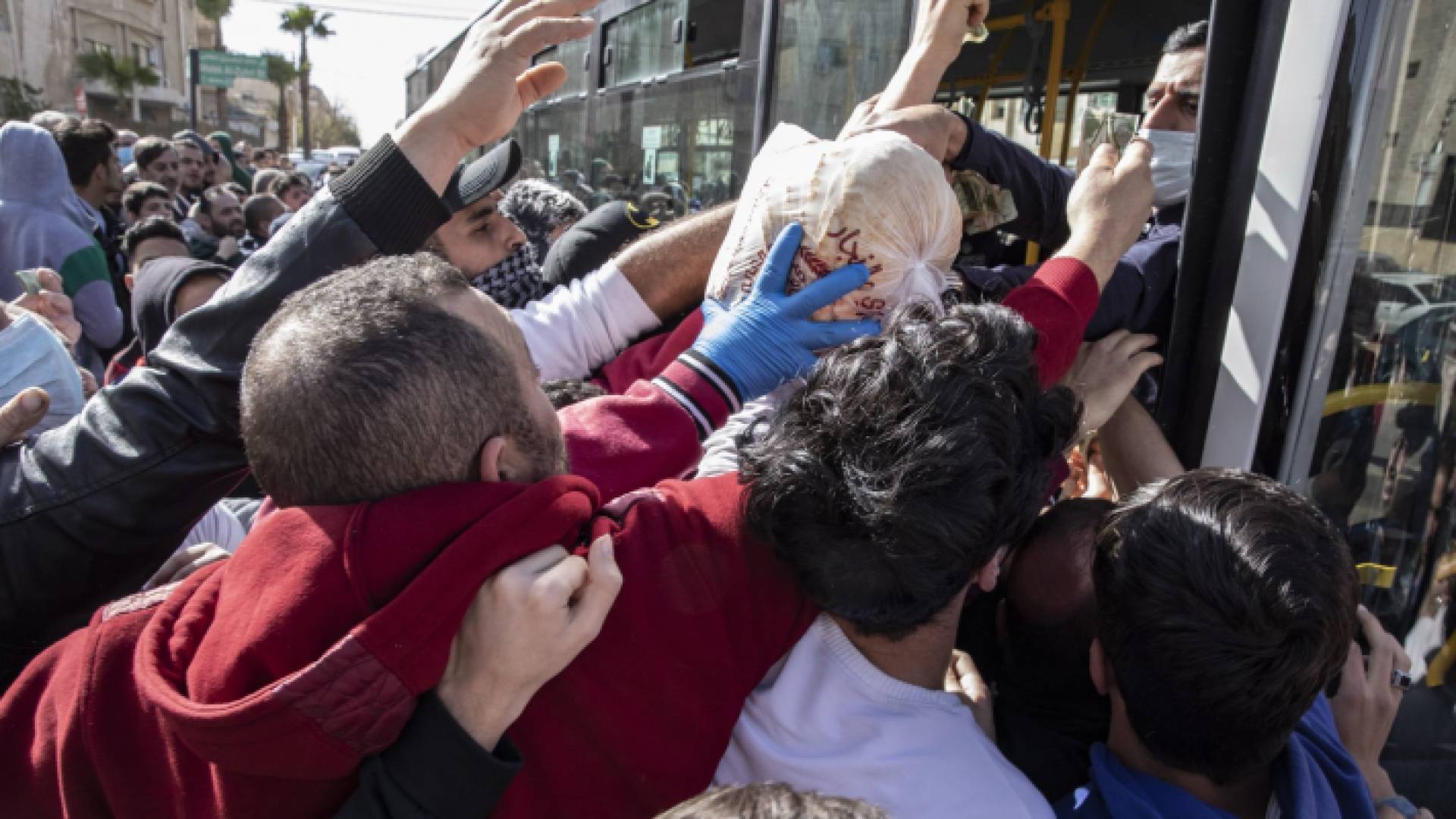 مواطنون يشترون الخبز من الحافلات خلال حظر التجول بداية الجائحة