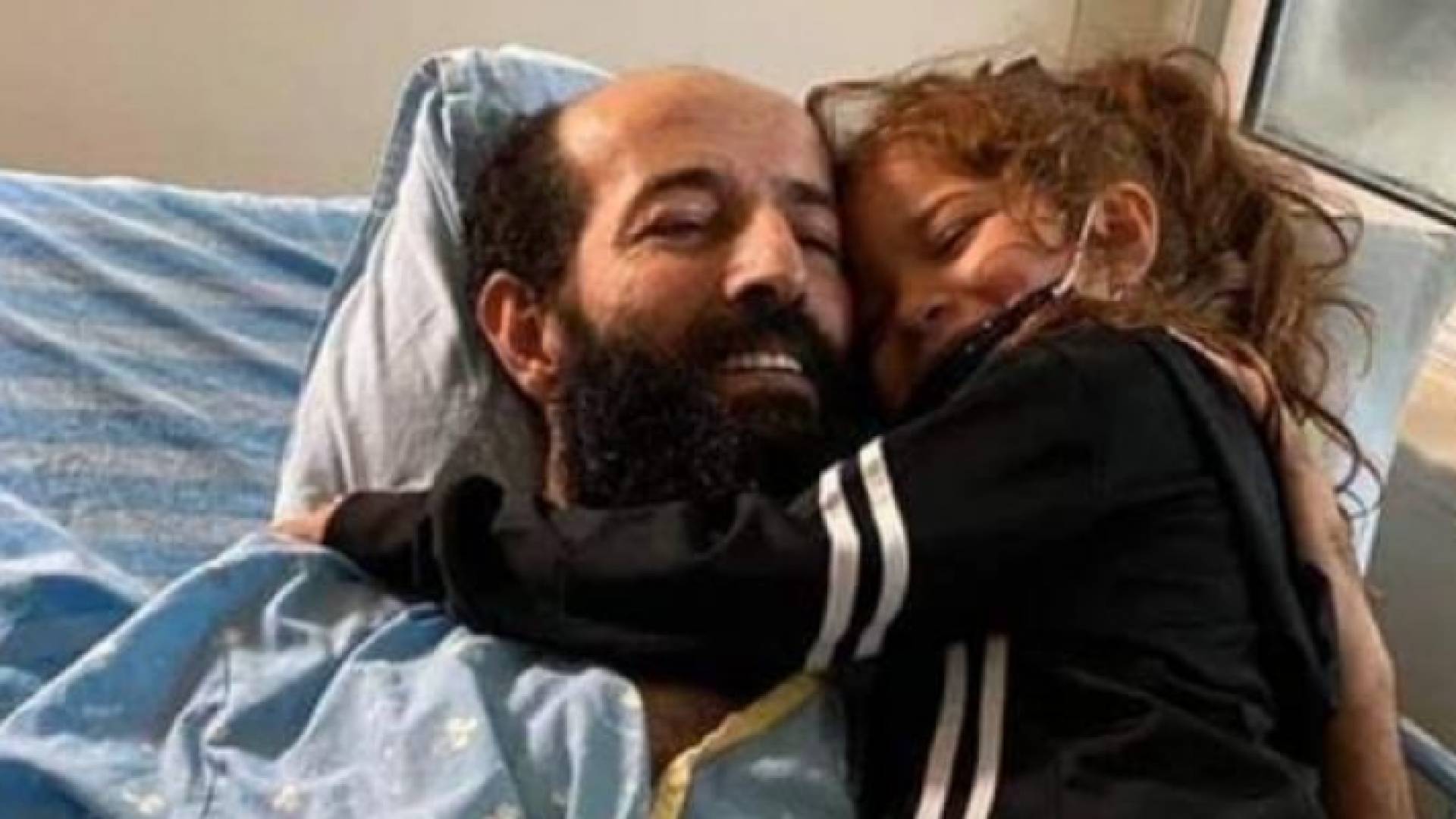 الأسير الفلسطيني ماهر الأخرس وطفلته