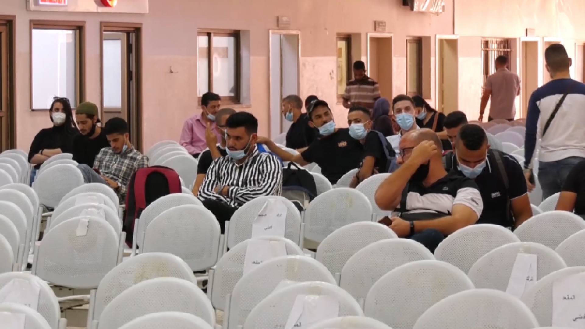 عشرات الأردنيين يعودون إلى المملكة بعد فتح المعابر البرية