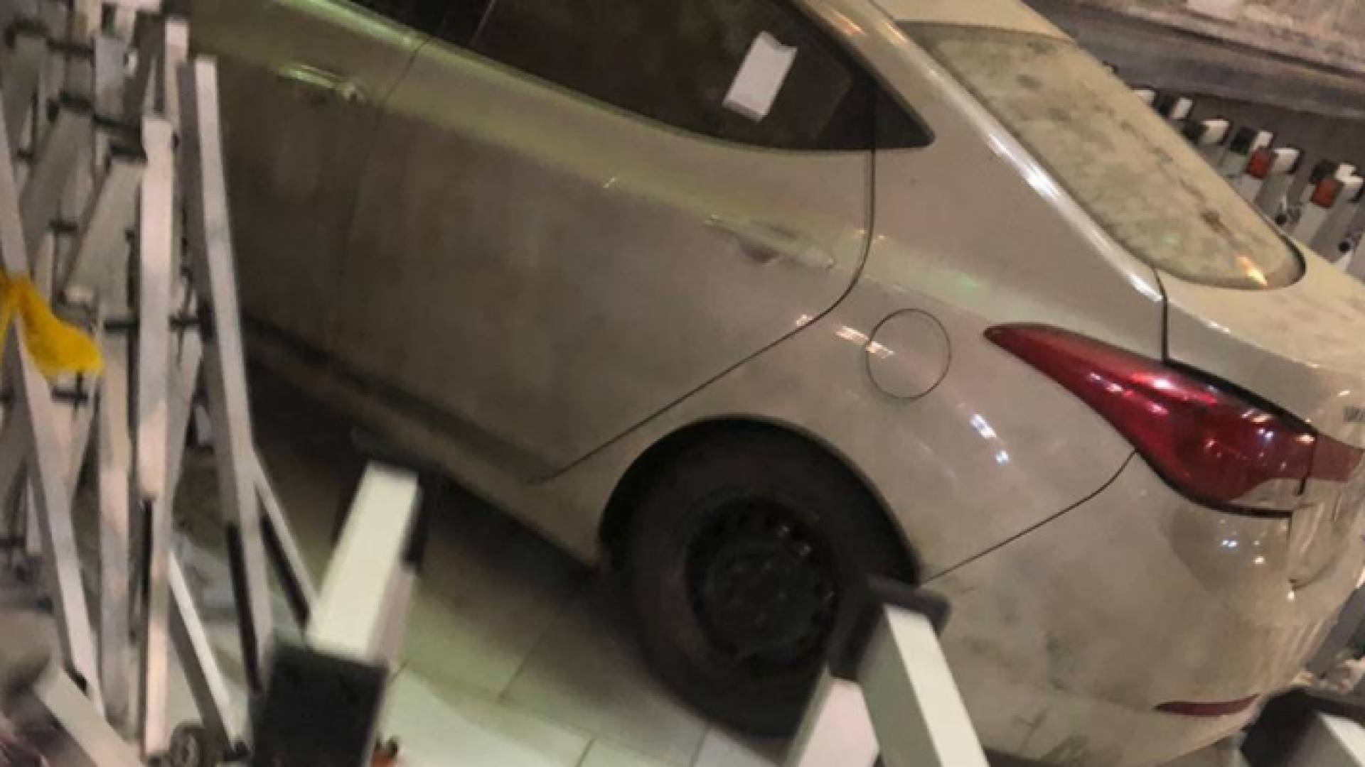 سيارة تقتحم ساحات الحرم المكي وتصطدم بإحدى البوابات